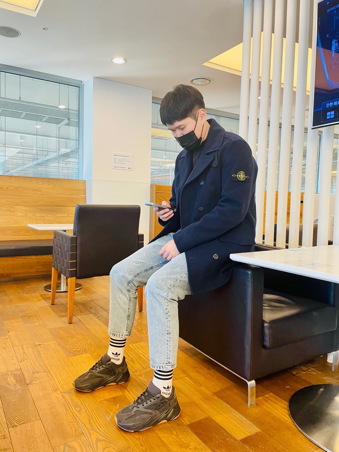 Adidas Yeezy Boost 700 Utility Black 착용 스타일