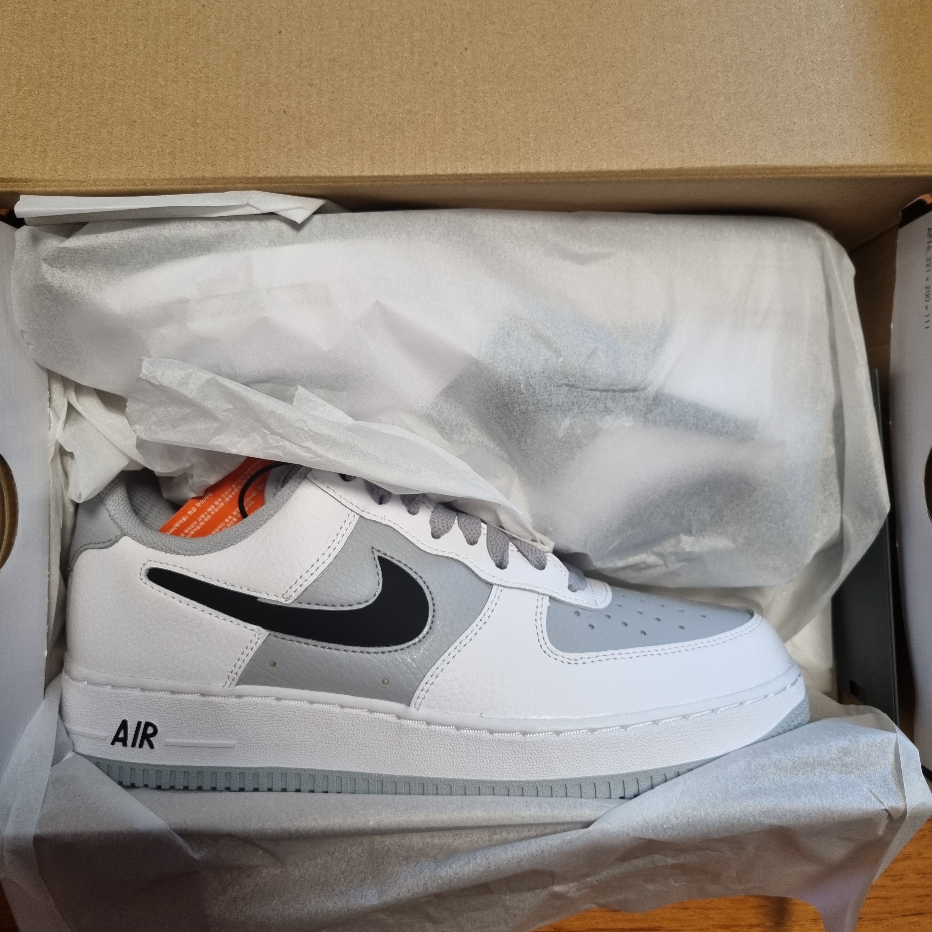 Nike Air Force 1 '07 Cut Out Swoosh Cool Grey 착용 스타일 - 2