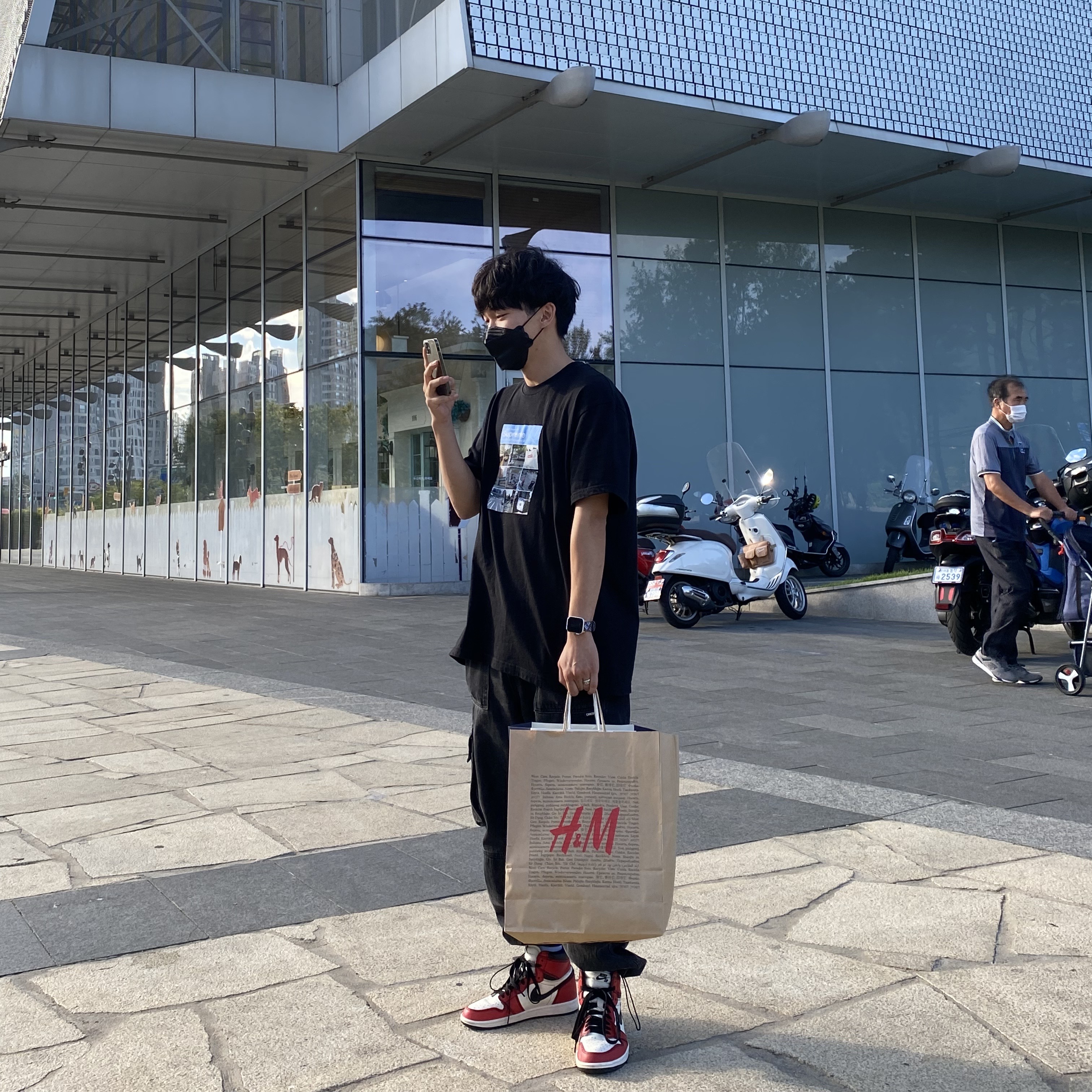 Jordan 1 Retro High OG Defiant SB LA to Chicago, Supreme Verify T-Shirt Navy - 20FW 착용 스타일