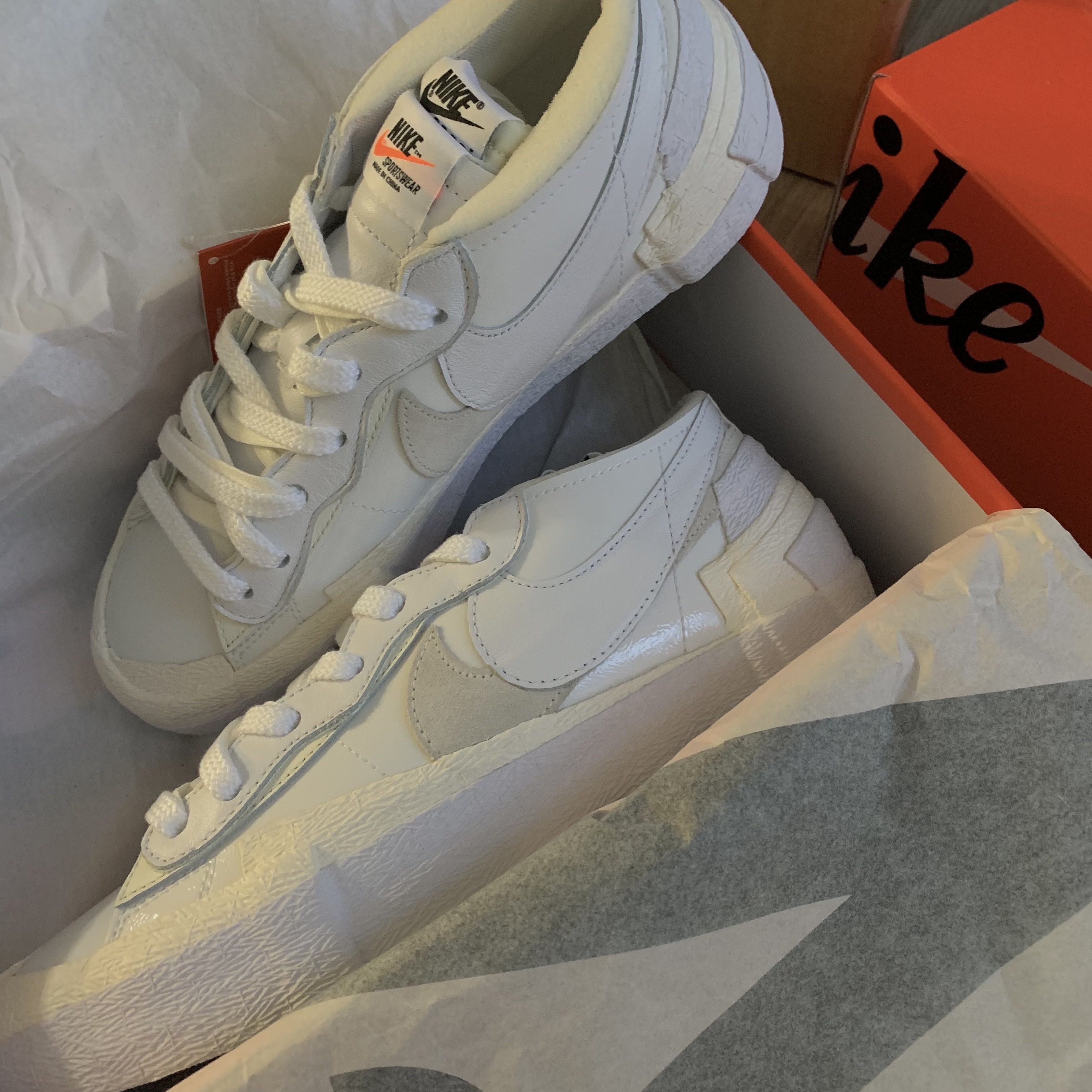 Nike x Sacai Blazer Low White Patent Leather, Nike x Sacai Blazer Low Black Patent Leather 착용 스타일 - 1
