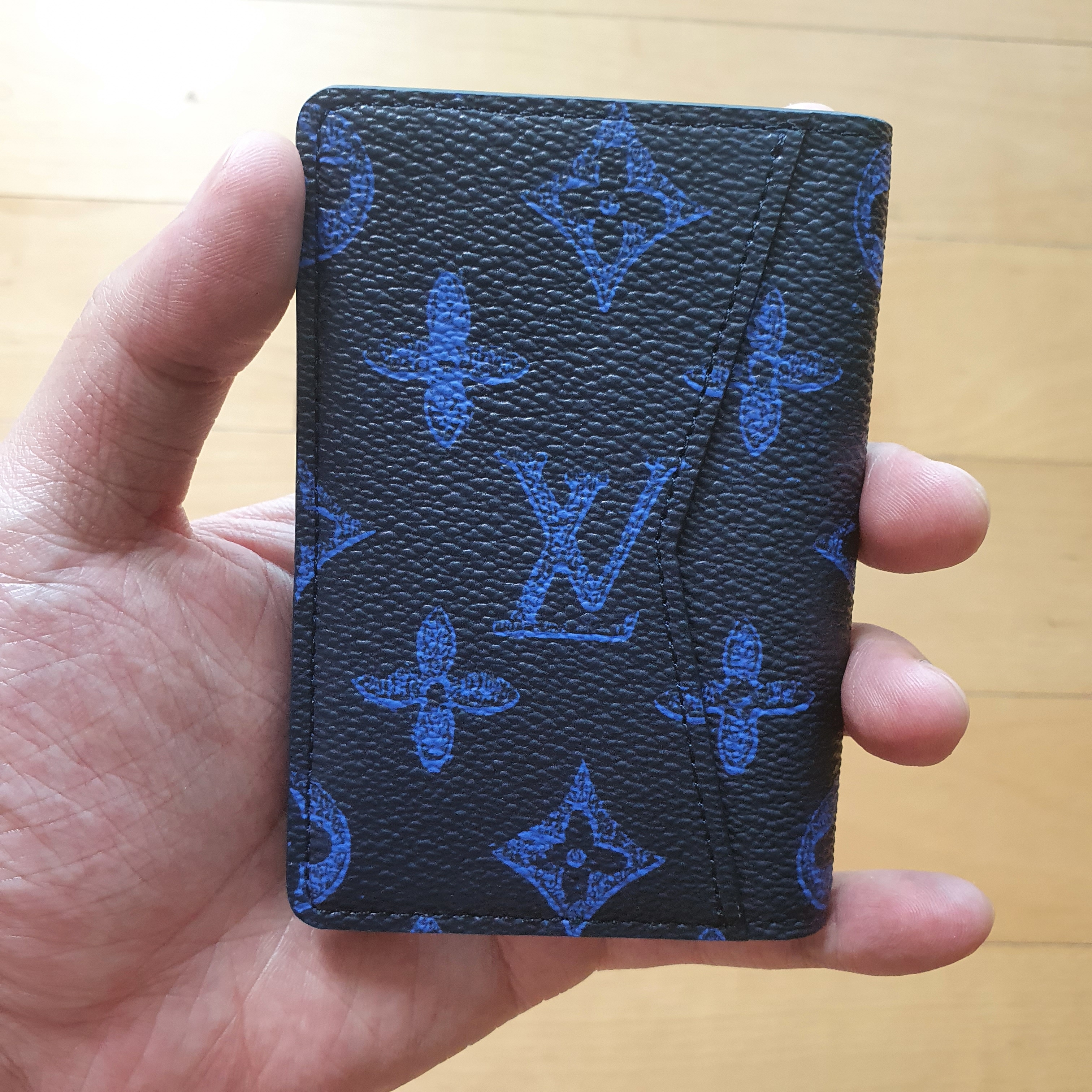 Louis Vuitton Pocket Organizer Everyday LV Vintage Monogram Blue 착용 스타일 - 2