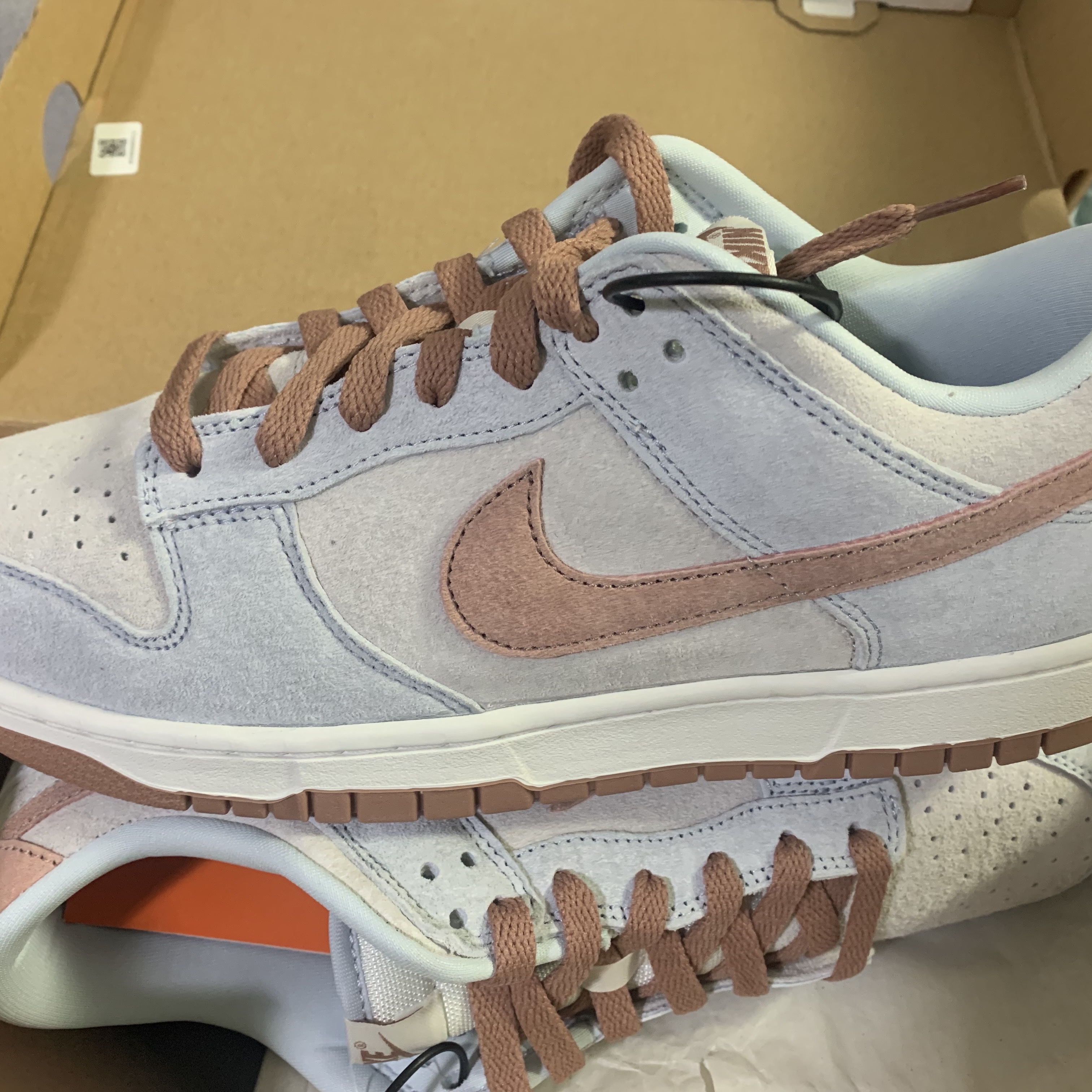 Nike Dunk Low Retro PRM Fossil Rose 착용 스타일 - 2
