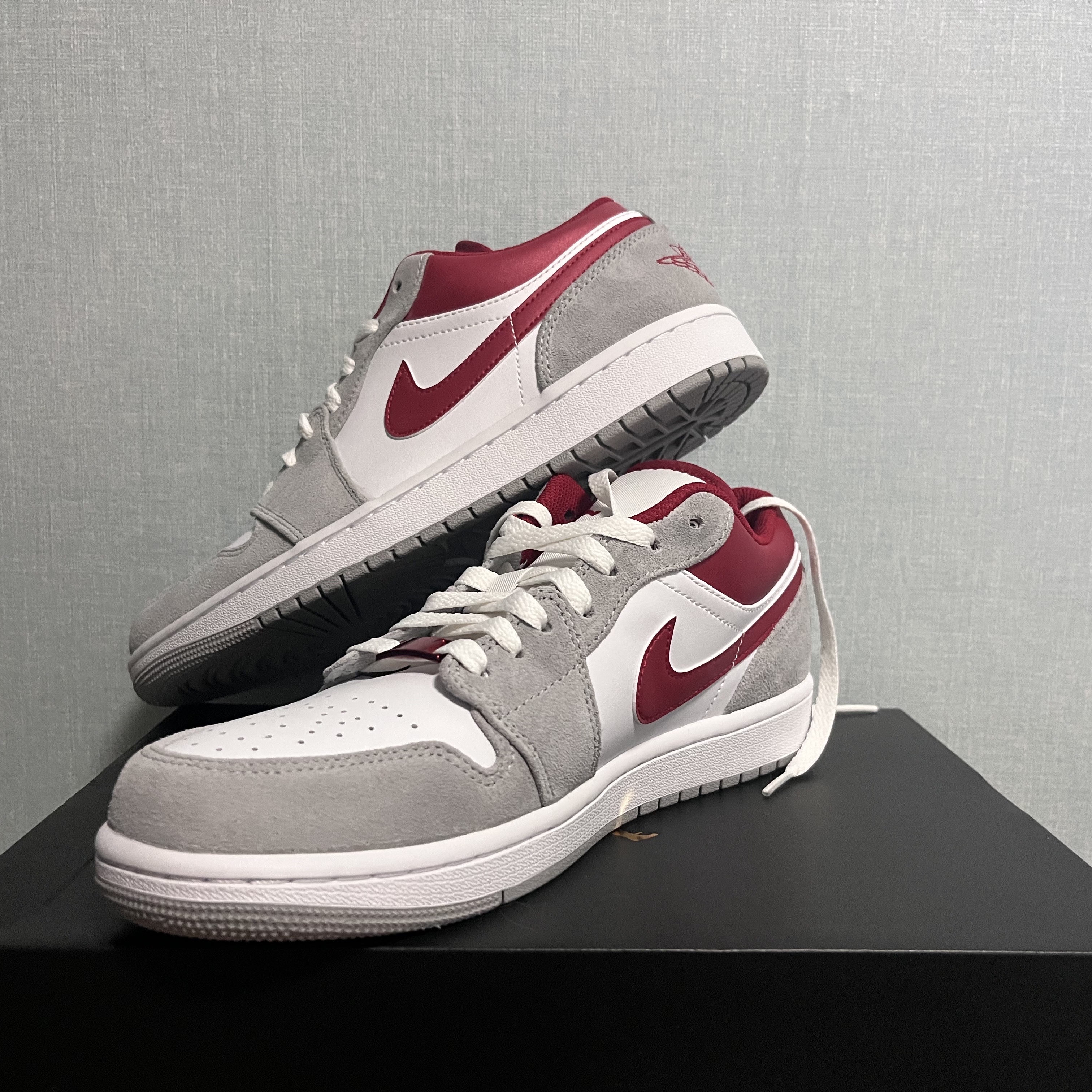 Jordan 1 Low SE Light Smoke Grey Gym Red 착용 스타일 - 1