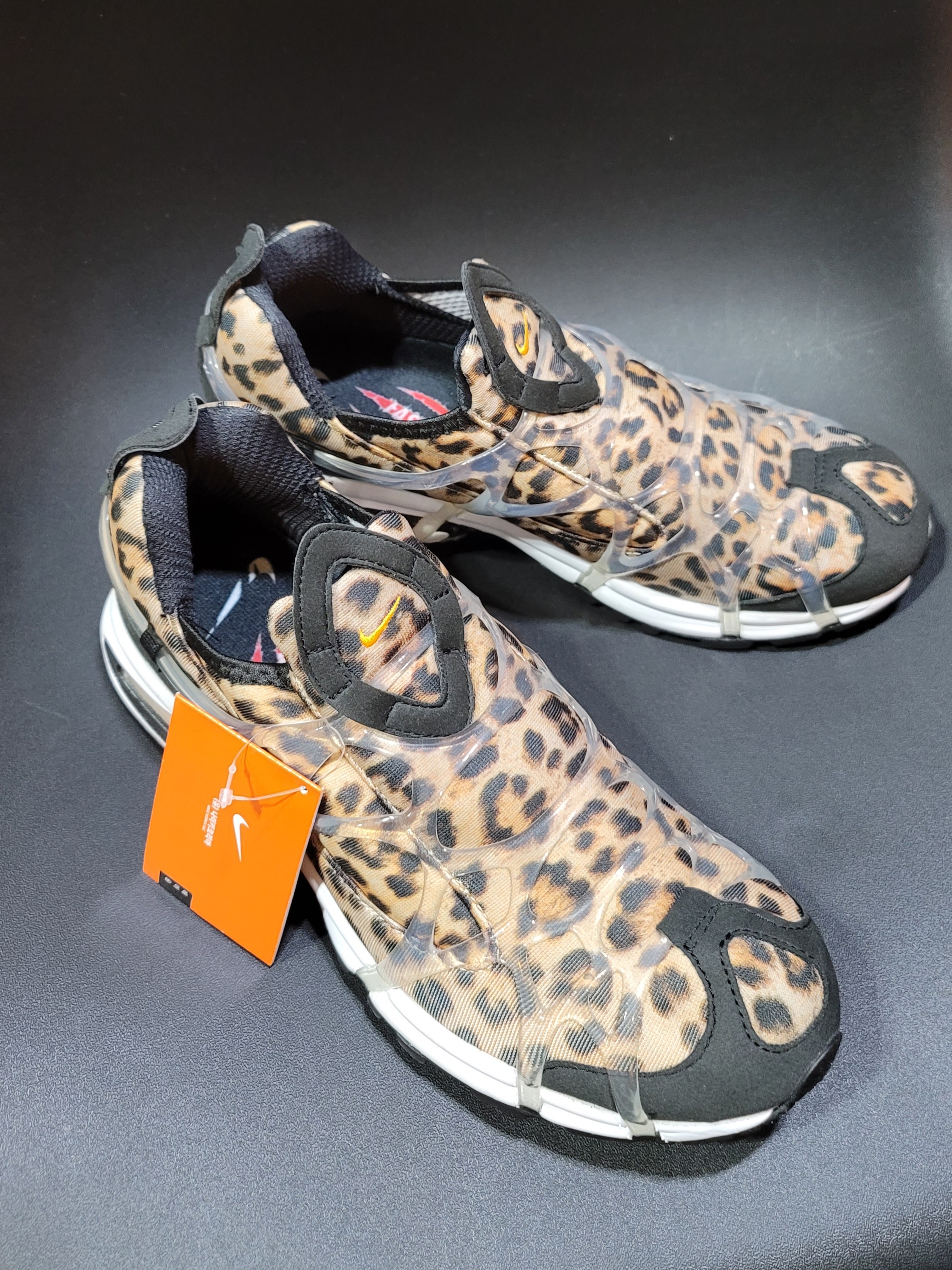 Nike Air Kukini SE Kumquat and Action Red 착용 스타일 - 3