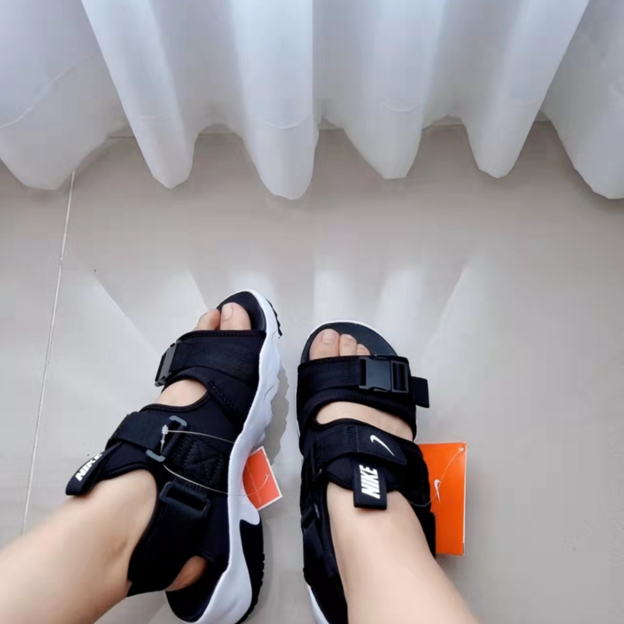 (W) Nike Canyon Sandal Black 착용 스타일 - 3