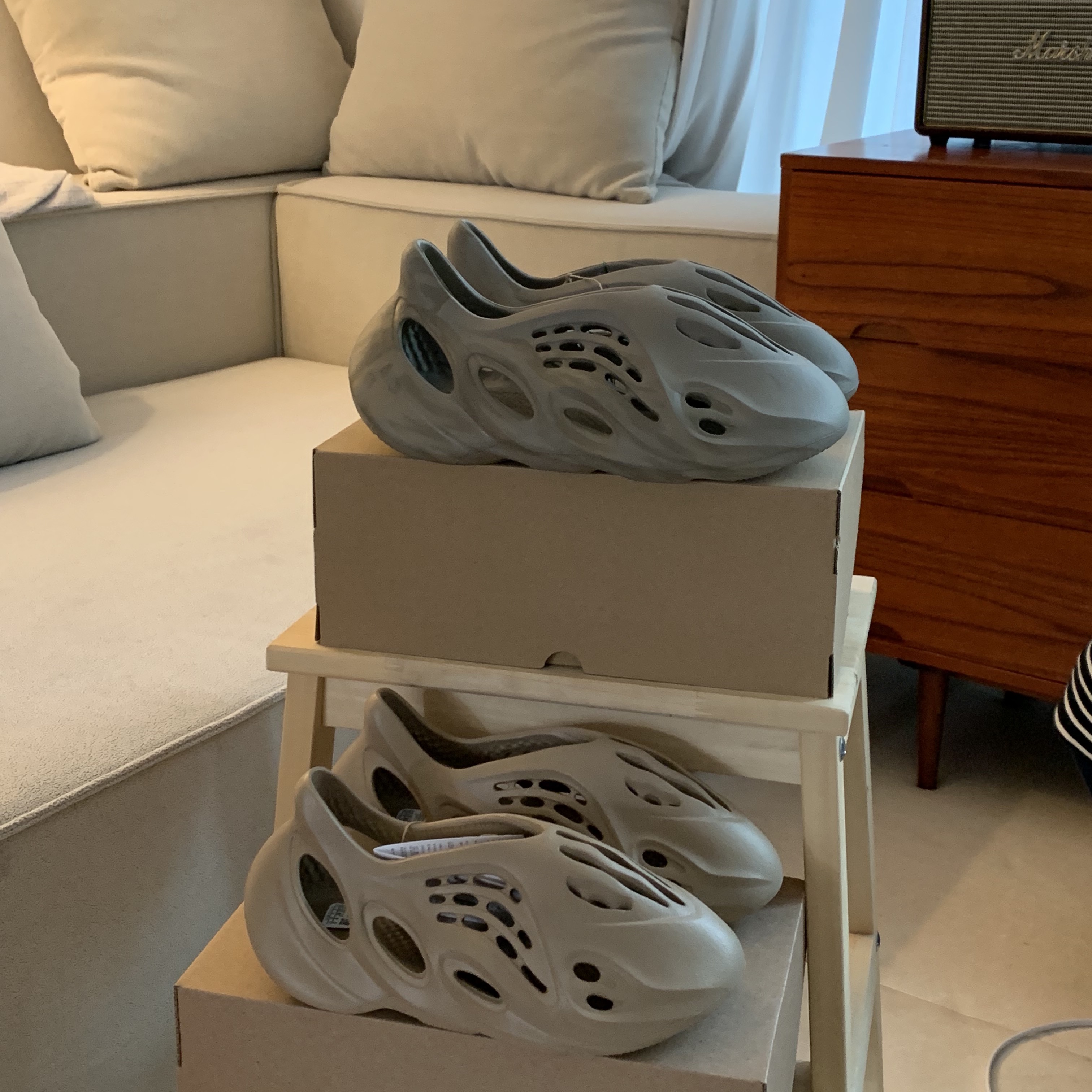 Adidas Yeezy Foam RNNR Stone Sage, Adidas Yeezy Foam RNNR Mist 착용 스타일 - 1