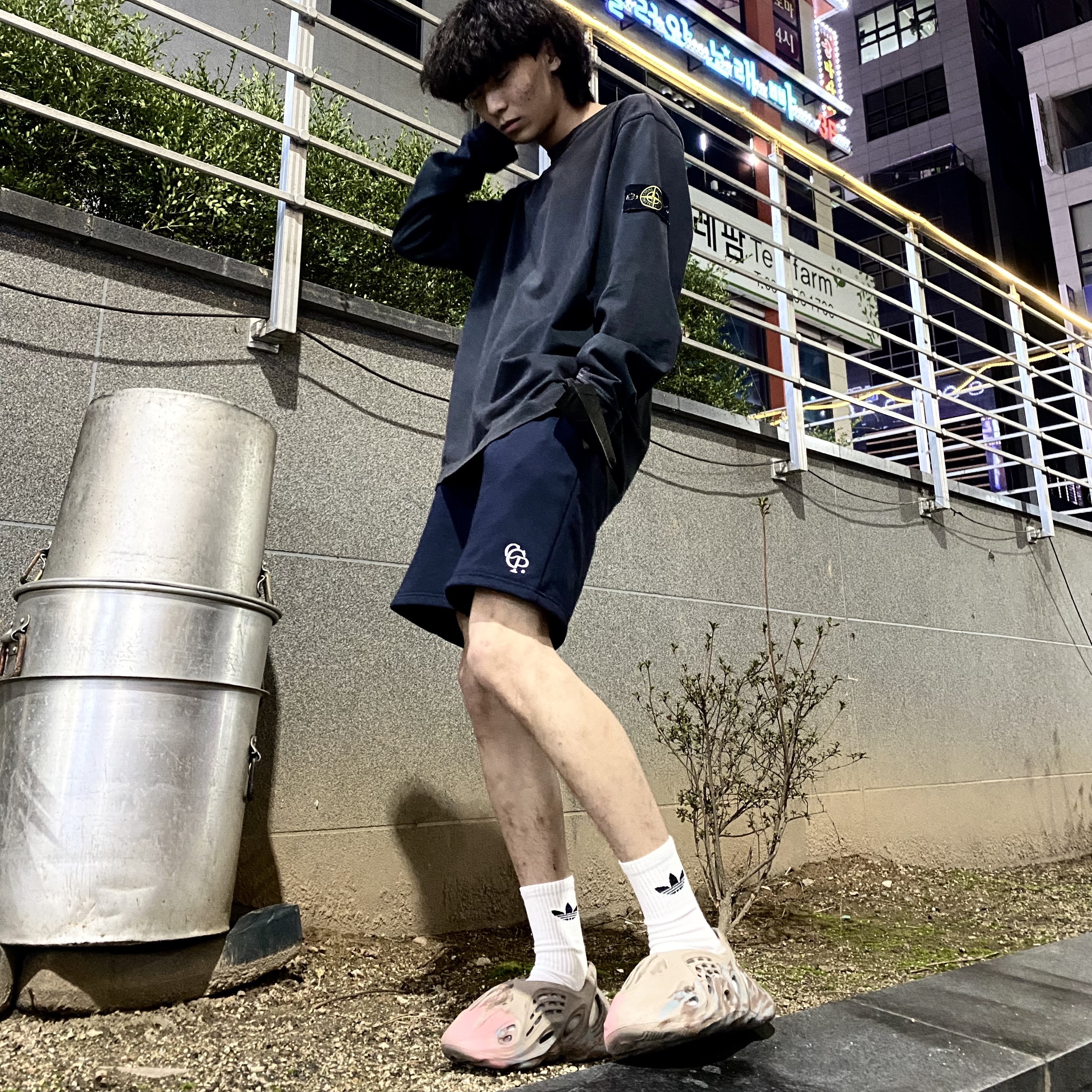 Adidas Yeezy Foam RNNR MX Sand Grey 착용 스타일