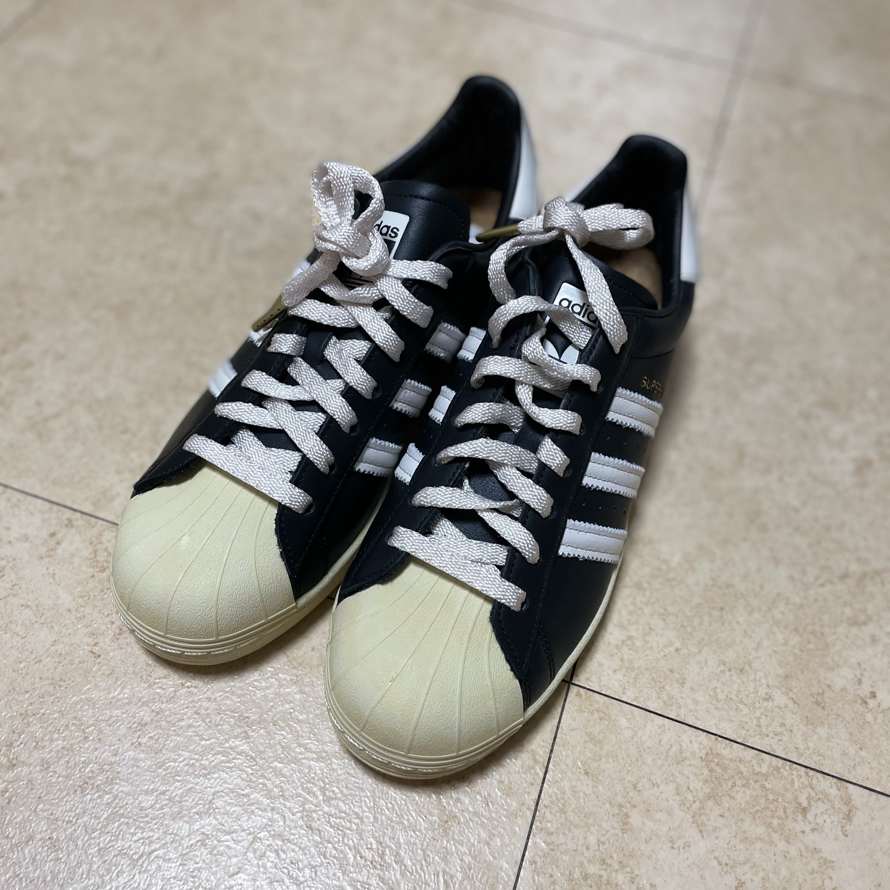 Adidas Superstar Premium Black White 착용 스타일 - 1