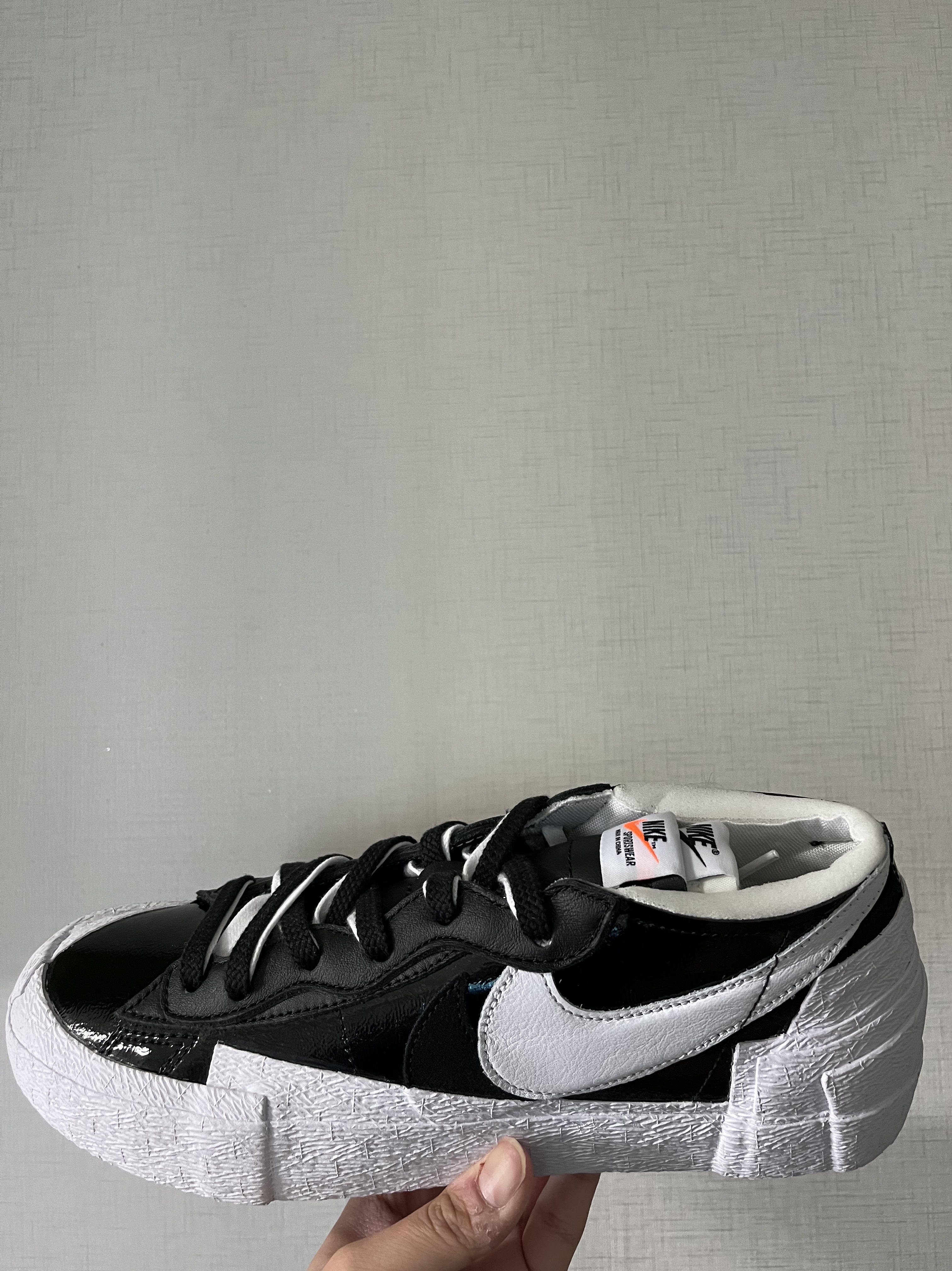 Nike x Sacai Blazer Low Black Patent Leather 착용 스타일 - 1