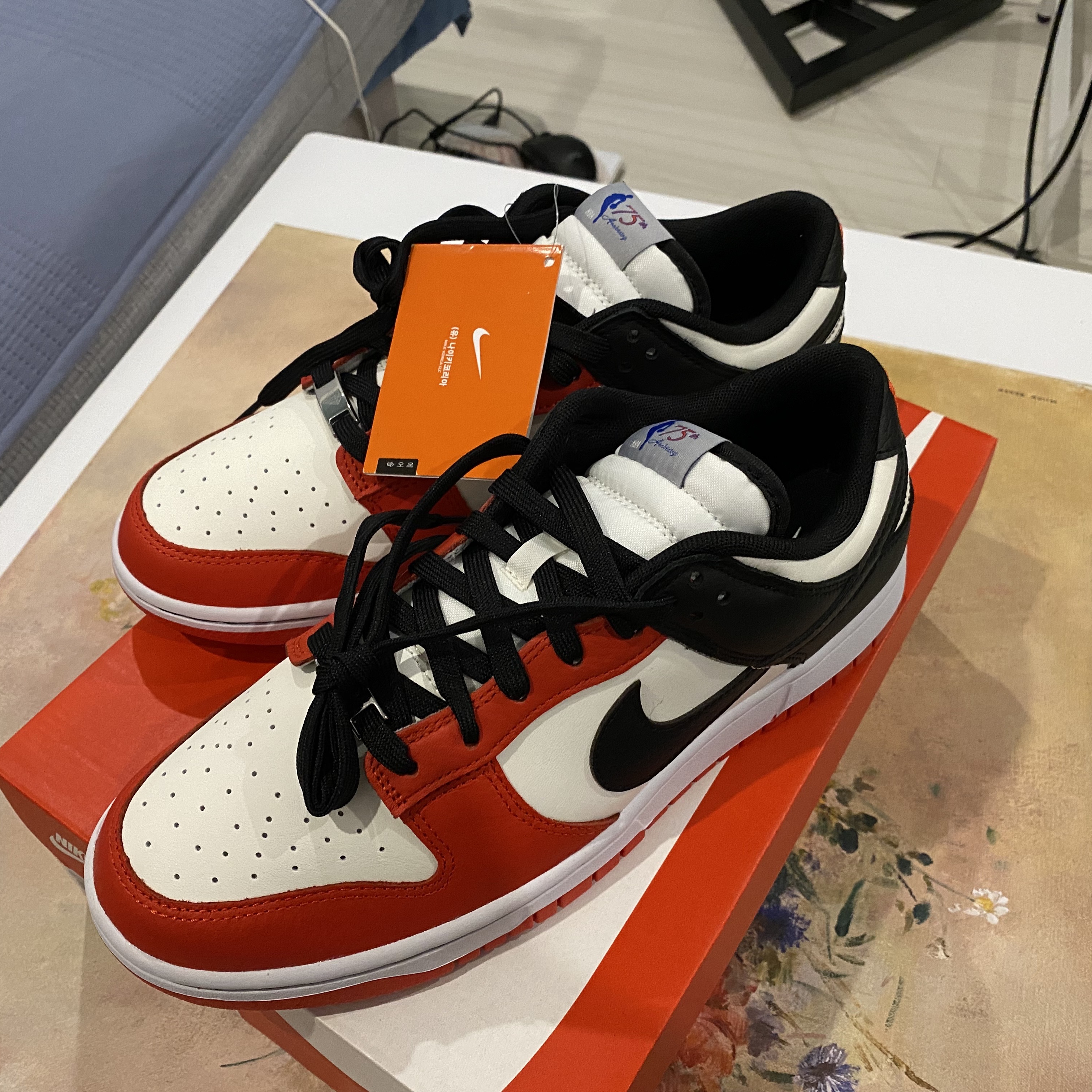 Nike x NBA Dunk Low Retro EMB Black and Chile Red 착용 스타일