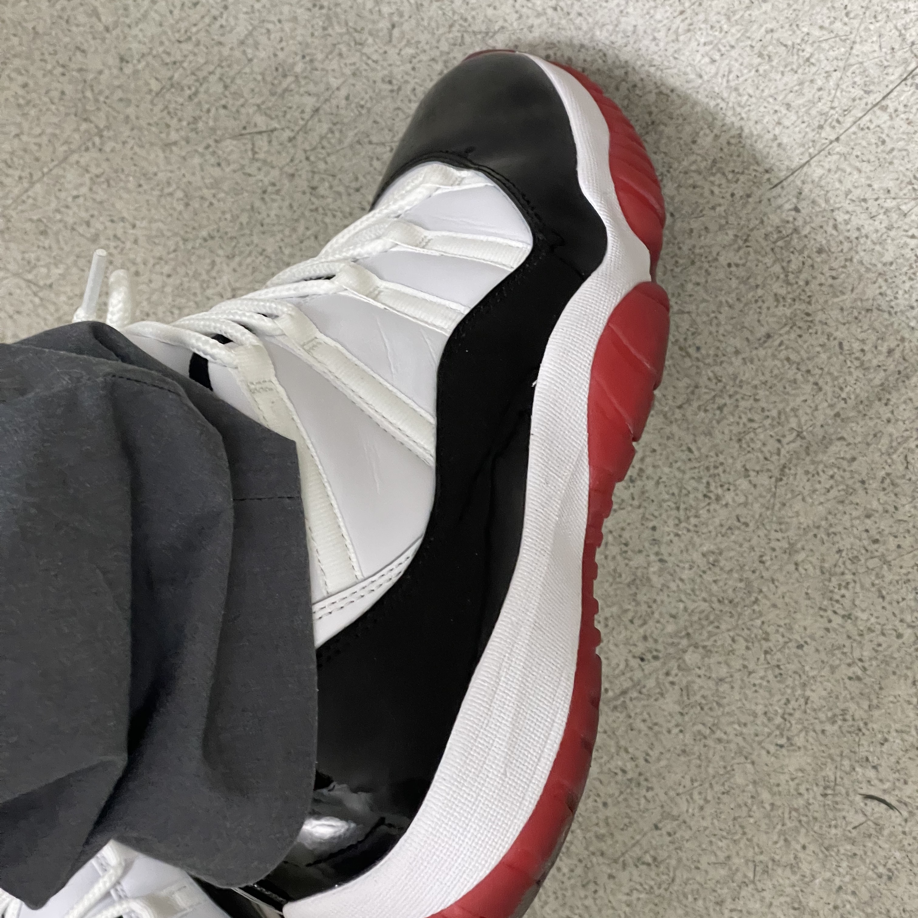 Jordan 11 Retro Low Concord Bred 착용 스타일 - 1