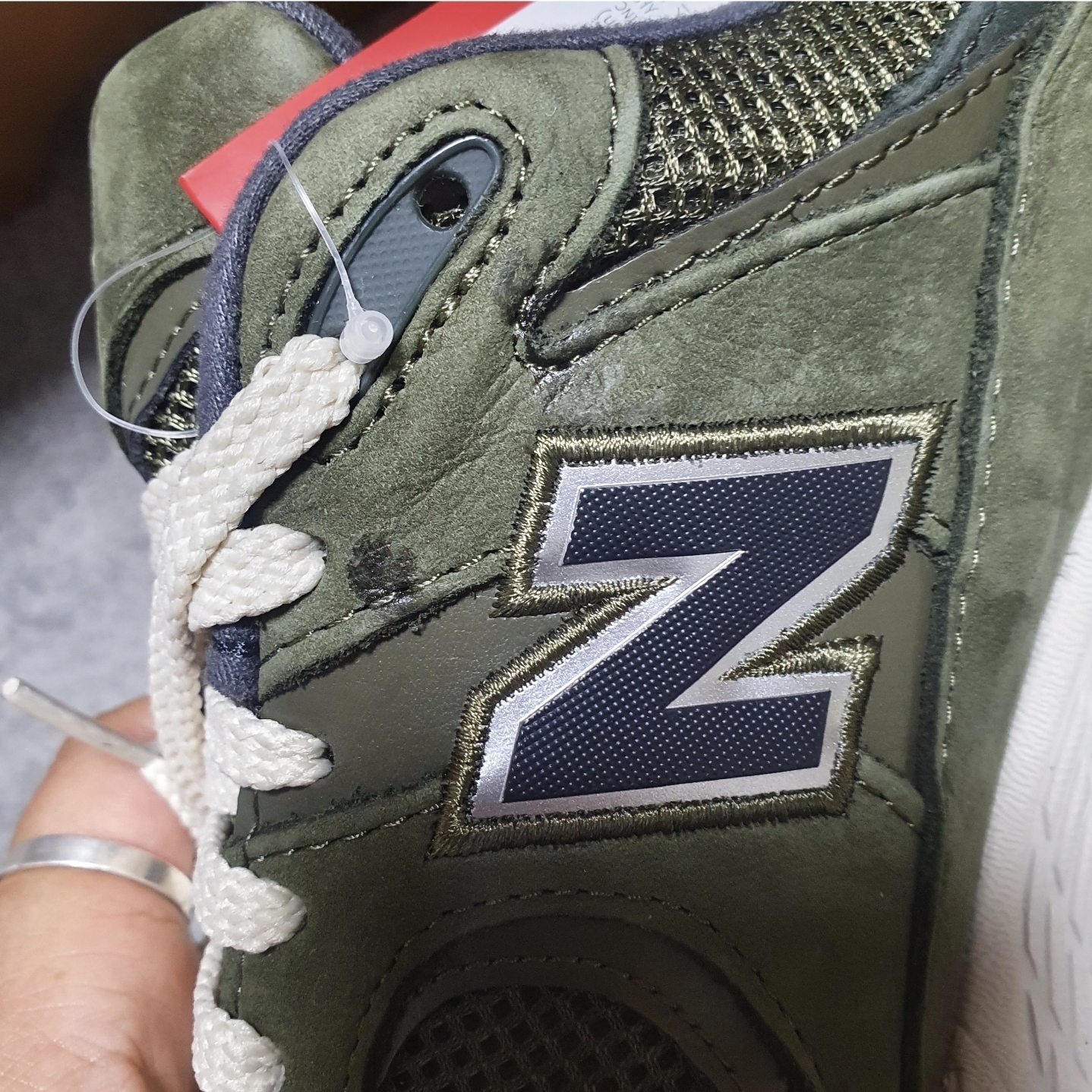 New Balance 2002R Grape Leaf 착용 스타일 - 2