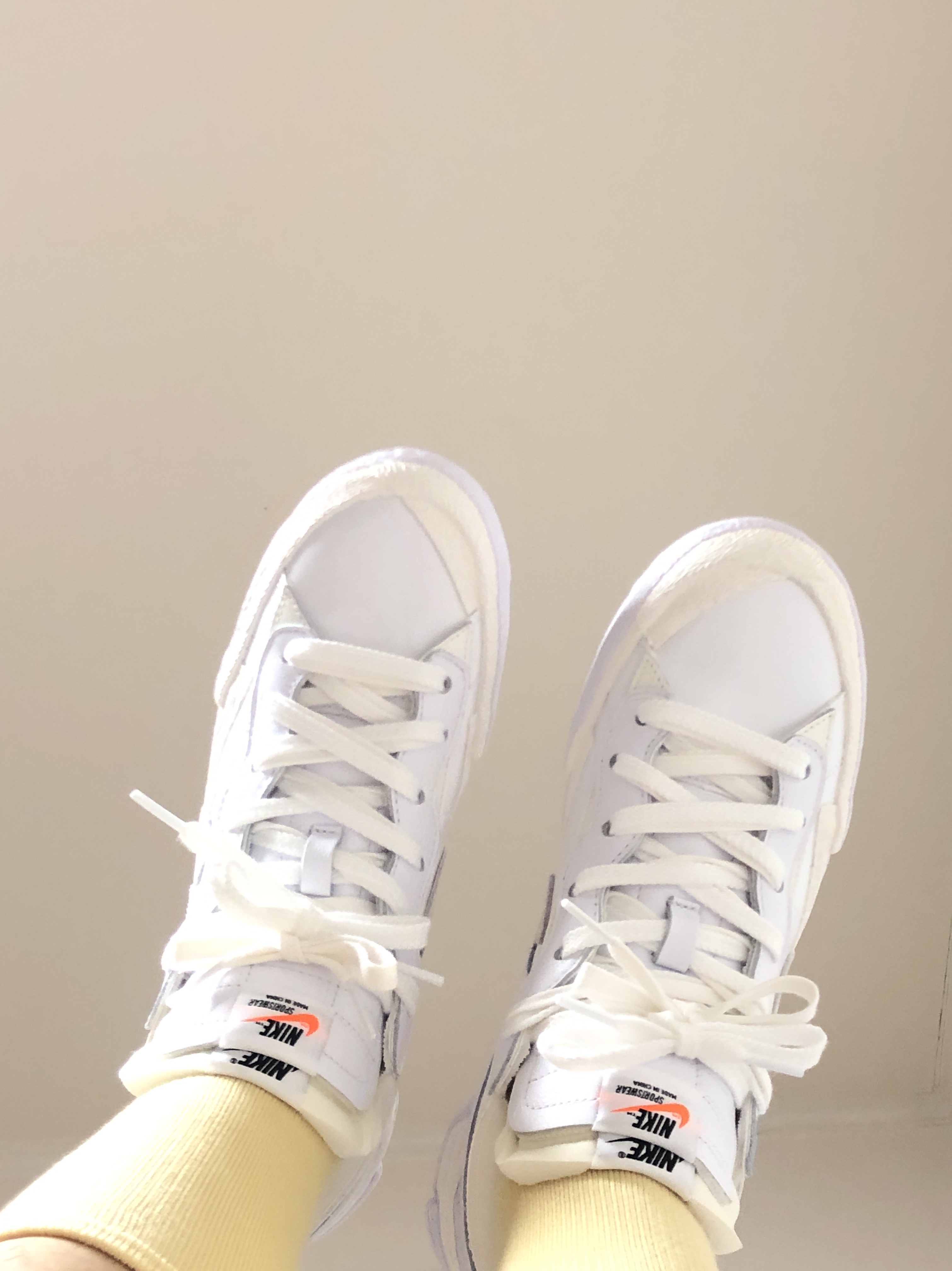 Nike x Sacai Blazer Low White Patent Leather 착용 스타일