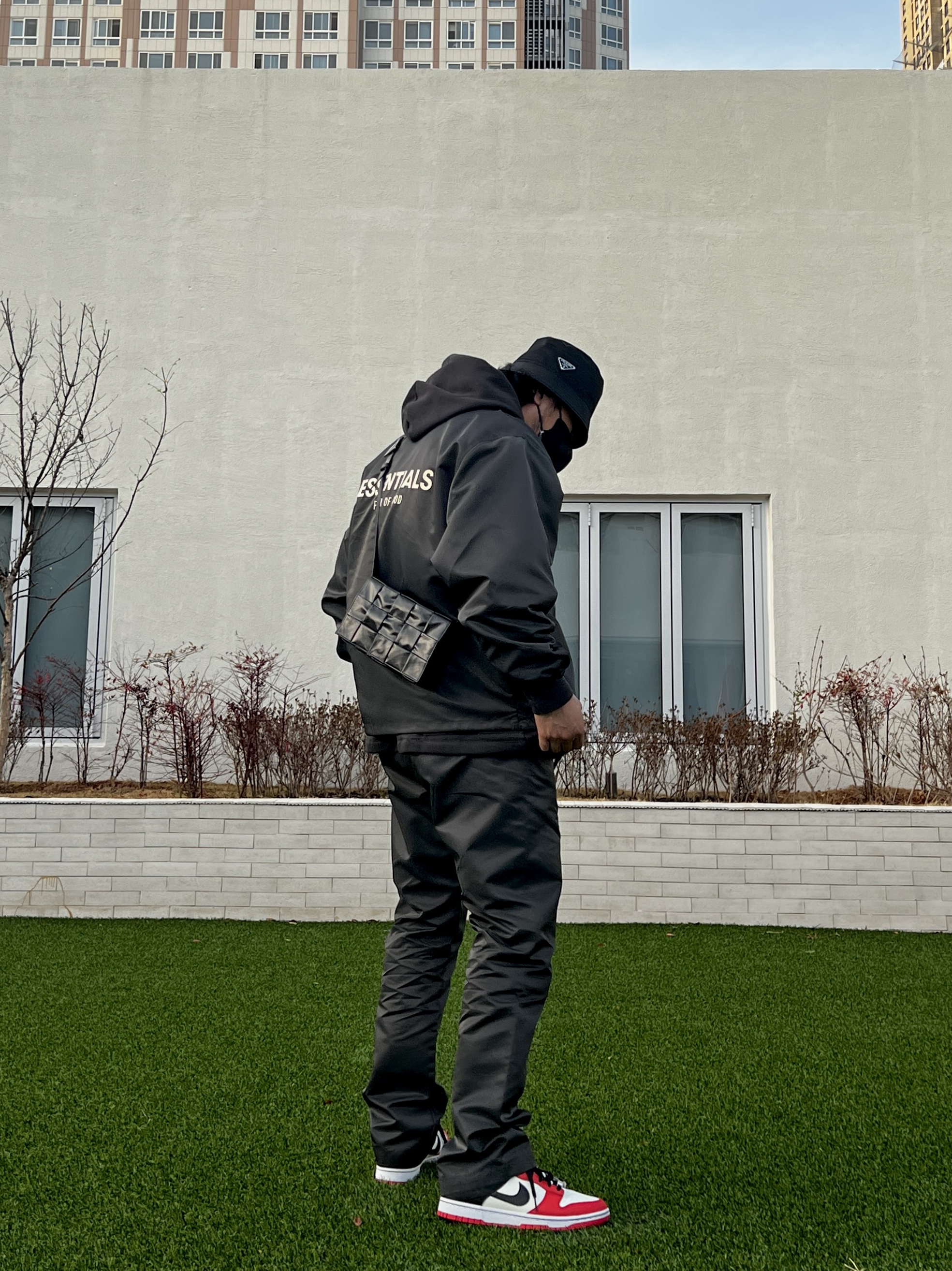 Essentials Coaches Jacket Iron - 22SS, Essentials Relaxed Nylon Trousers Iron - 22SS 착용 스타일