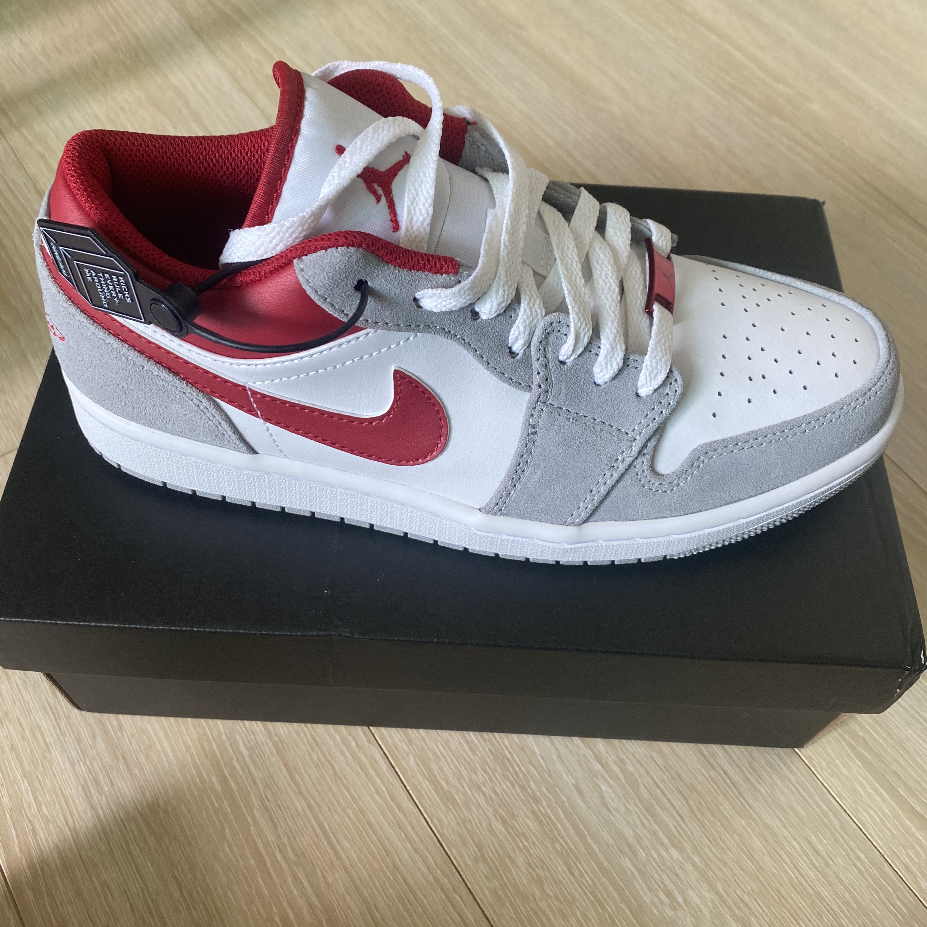 Jordan 1 Low SE Light Smoke Grey Gym Red 착용 스타일