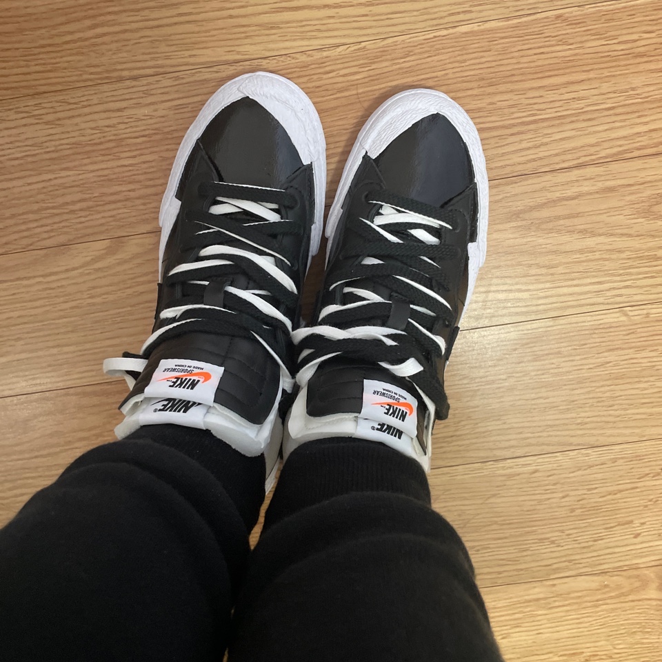 Nike x Sacai Blazer Low Black Patent Leather 착용 스타일 - 2