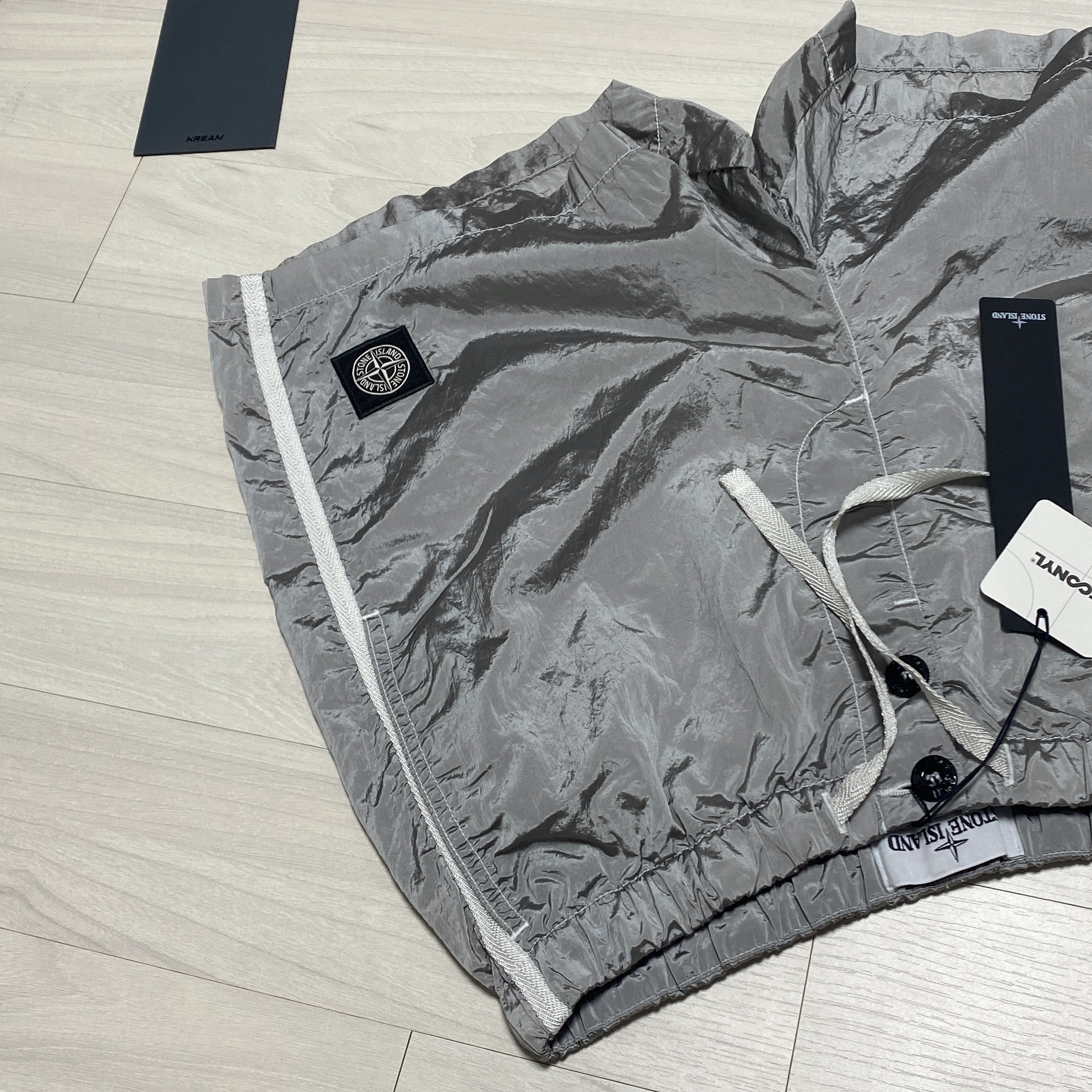 Stone Island B0643 Nylon Metal Swimming Trunk Ice - 22SS 착용 스타일
