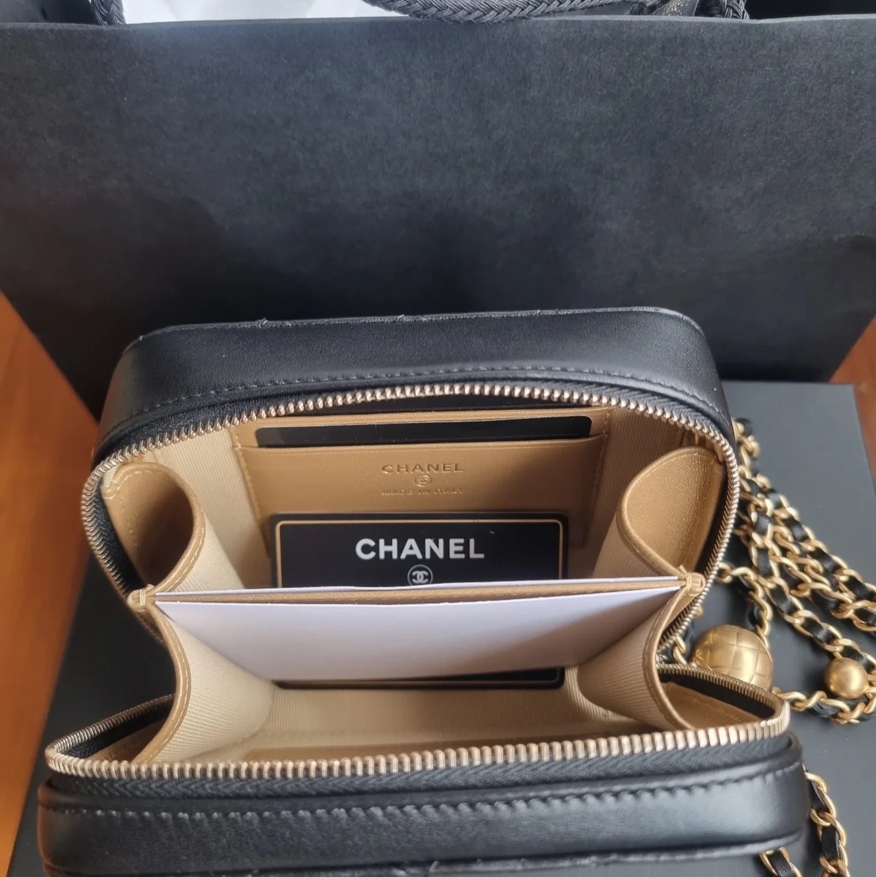 Chanel Clutch with Chain Small Square Mini Bag Lambskin & Gold Black 착용 스타일 - 2
