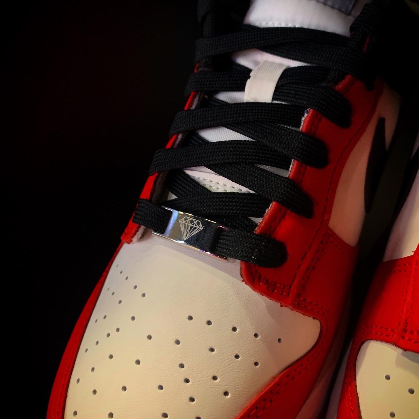 Nike x NBA Dunk Low Retro EMB Black and Chile Red 착용 스타일 - 1