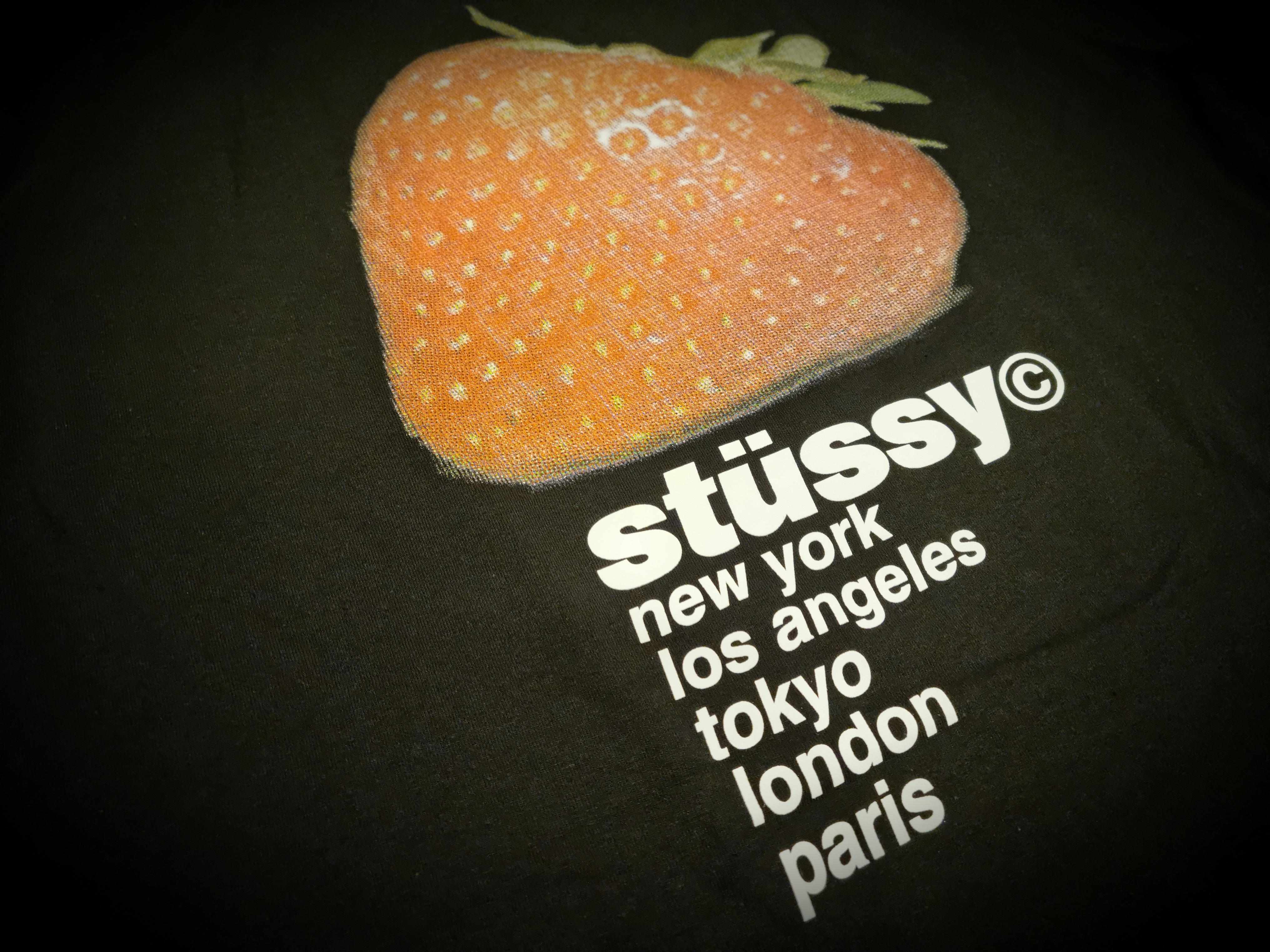 Stussy Strawberry T-Shirt Black 착용 스타일 - 2