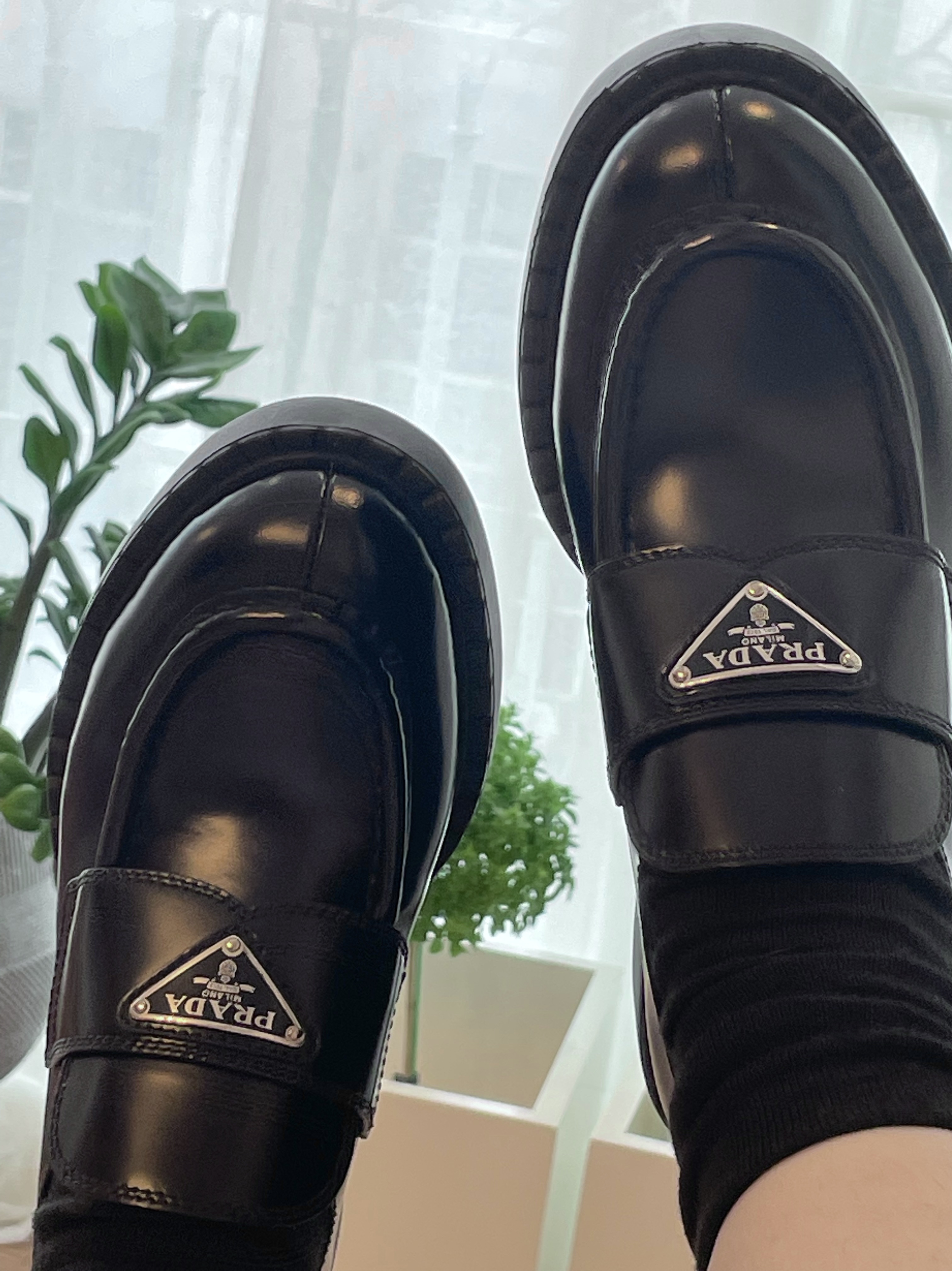 Prada Chocolate Brushed Leather Loafers Black 착용 스타일 - 2