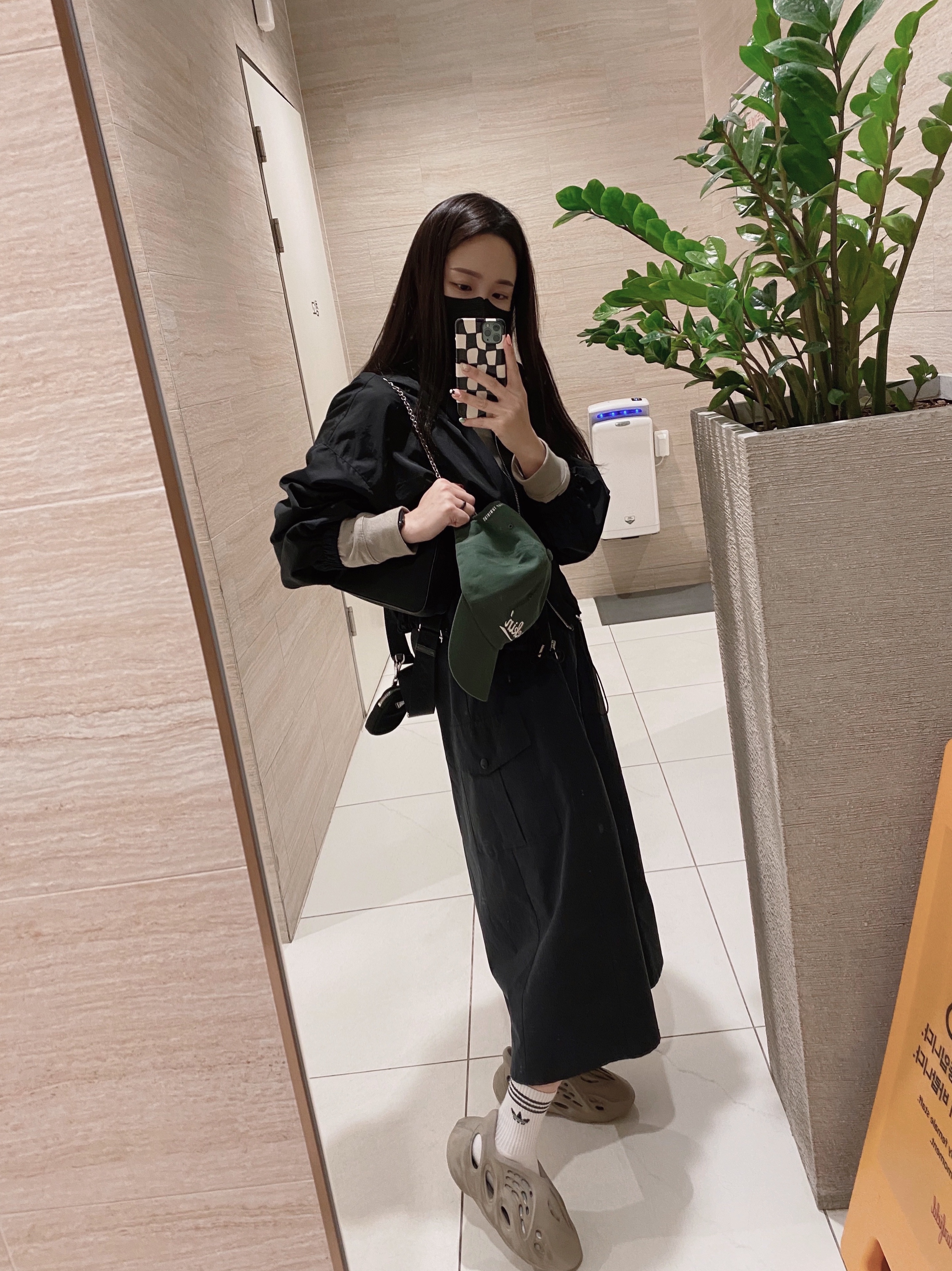 Prada Re-Edition 2005 Re-Nylon Shoulder Bag Black, Adidas Yeezy Foam RNNR Stone Sage 착용 스타일 - 1