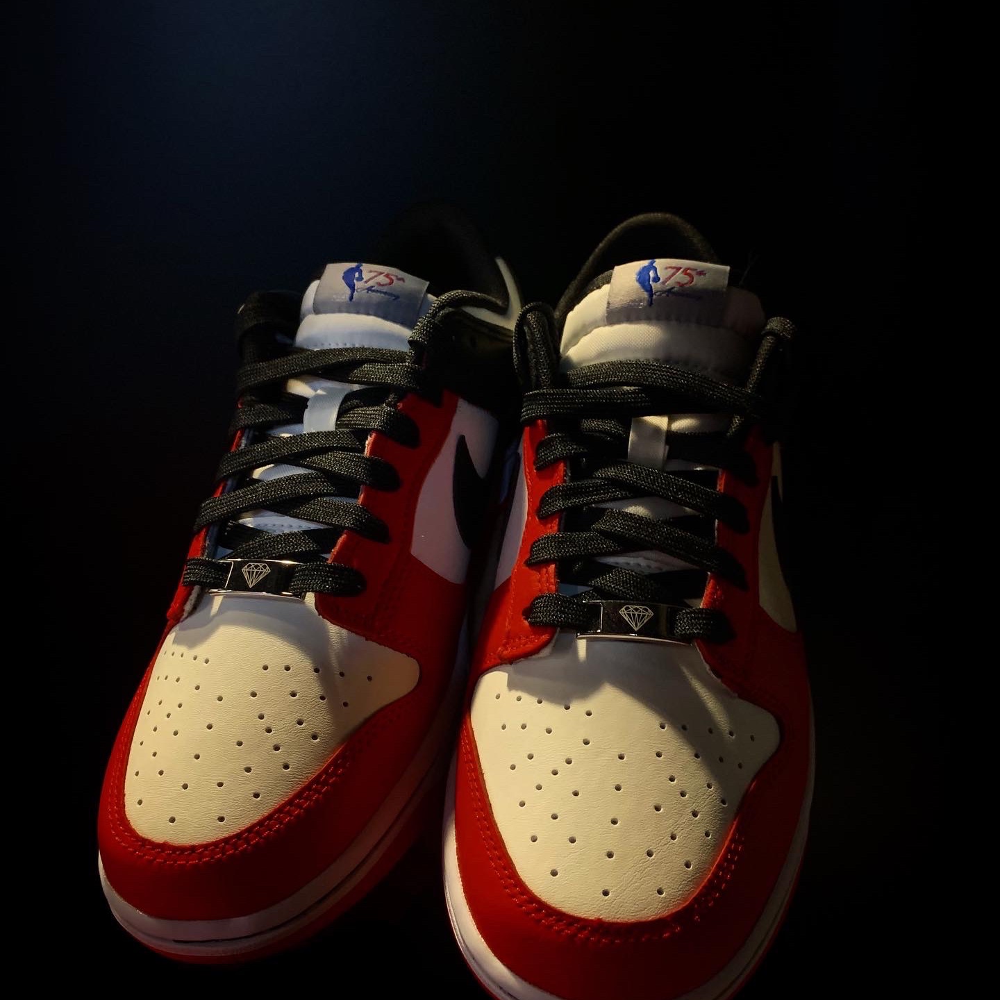 Nike x NBA Dunk Low Retro EMB Black and Chile Red 착용 스타일 - 2