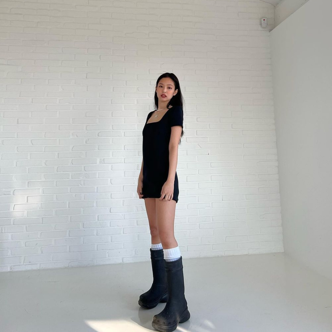 Balenciaga x Crocs Rubber Boot Black, (W) Balenciaga x Crocs Rubber Boot Black 착용 스타일 - 3