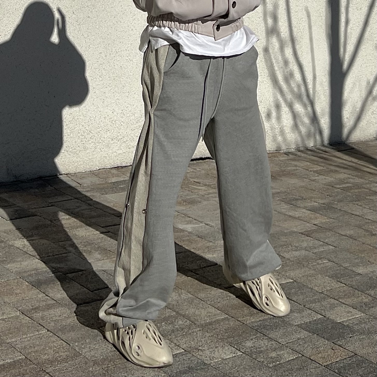 Adidas Yeezy Foam RNNR Sand 착용 스타일 - 2