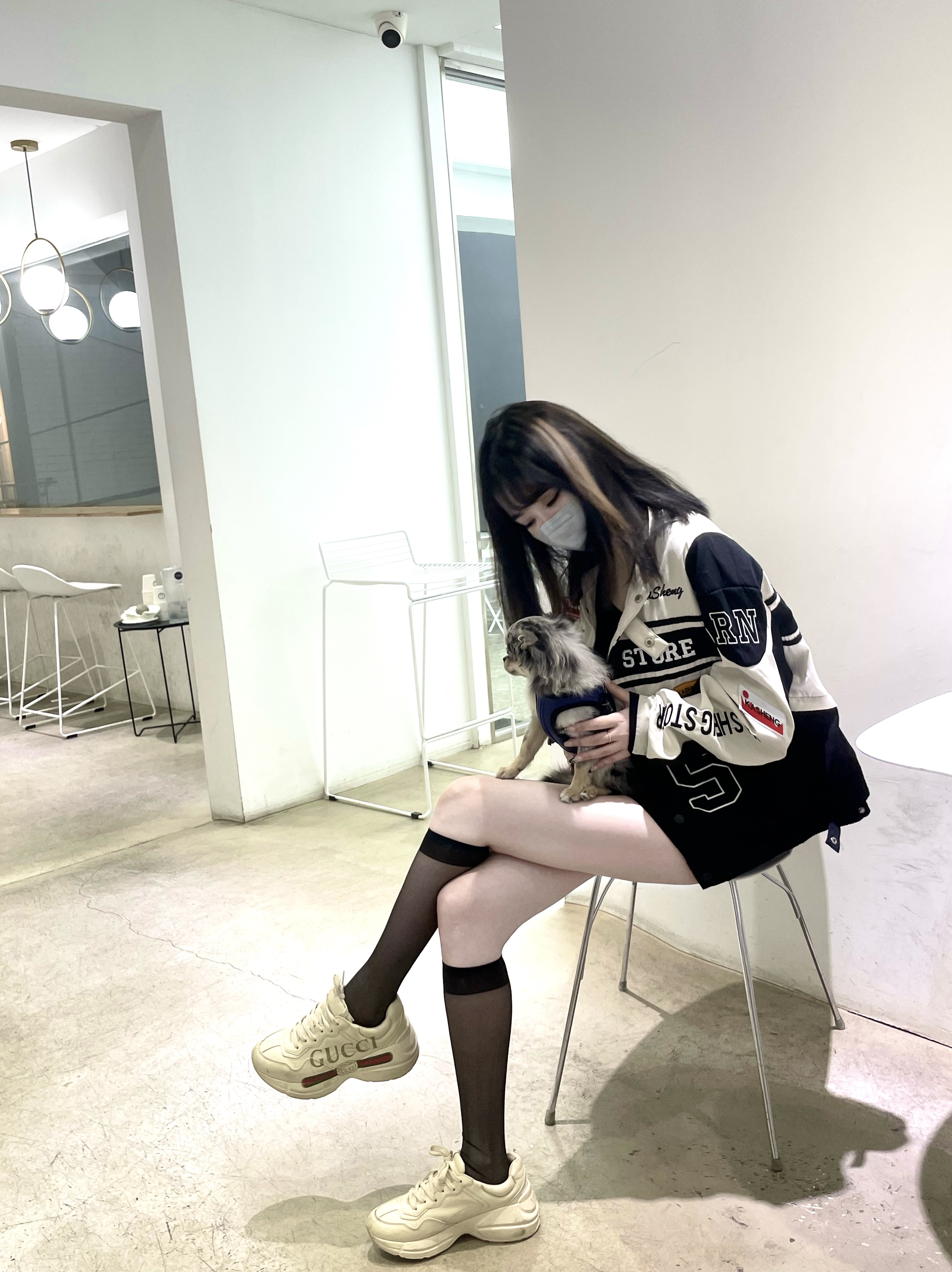 Gucci Rhyton Leather Sneakers Logo 착용 스타일 - 4