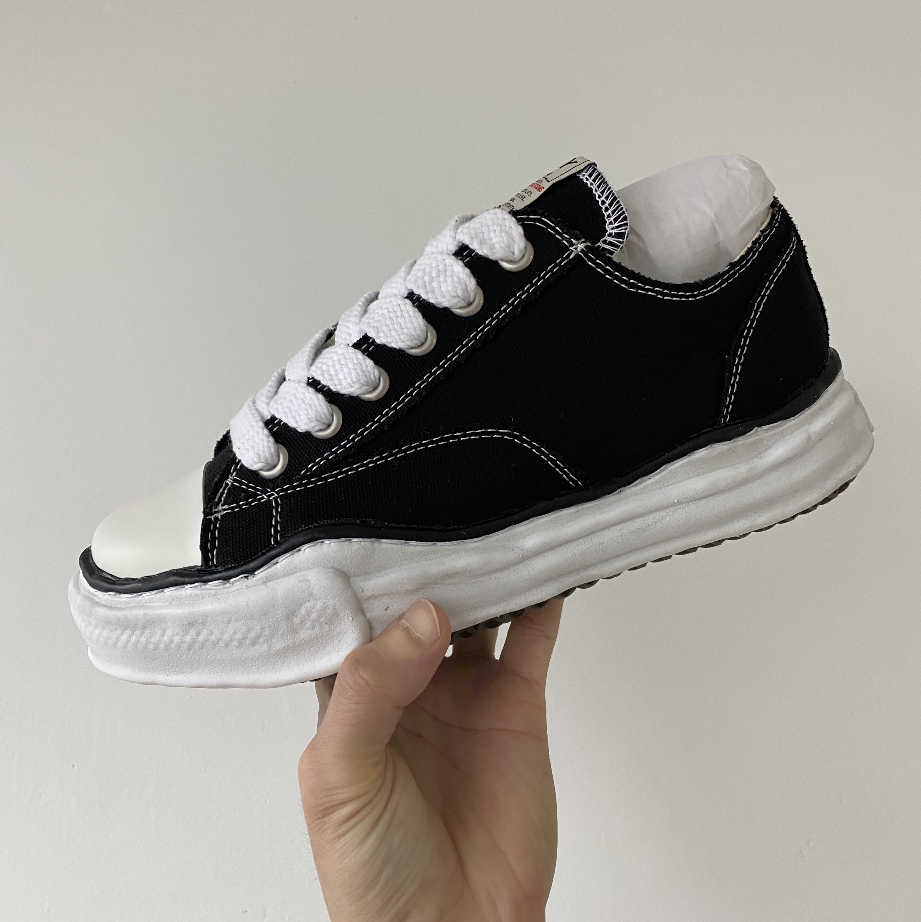 Maison Mihara Yasuhiro Peterson OG Sole Canvas Low Sneakers Black 착용 스타일