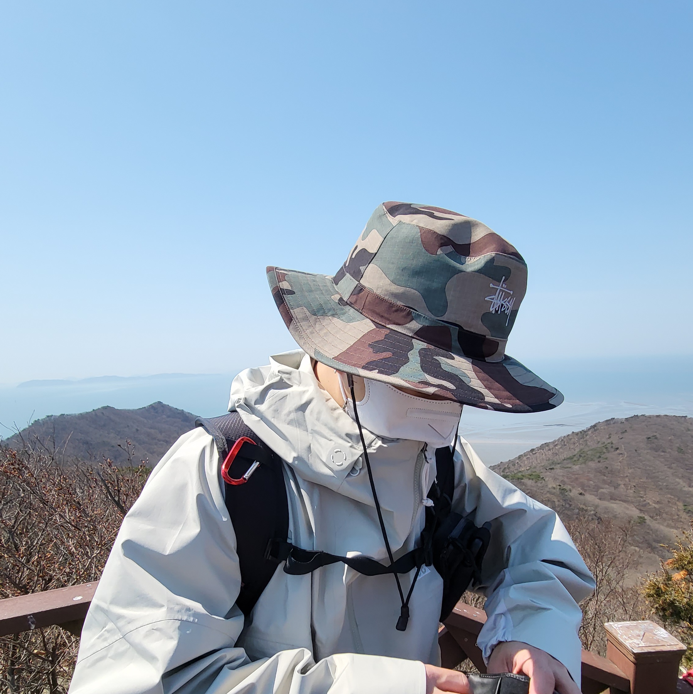 Stussy Gore-Tex 3 Layer Camo Boonie, Nike ACG Storm-Fit ADV Chain of Craters Jacket Light Stone - Asia 착용 스타일 - 2