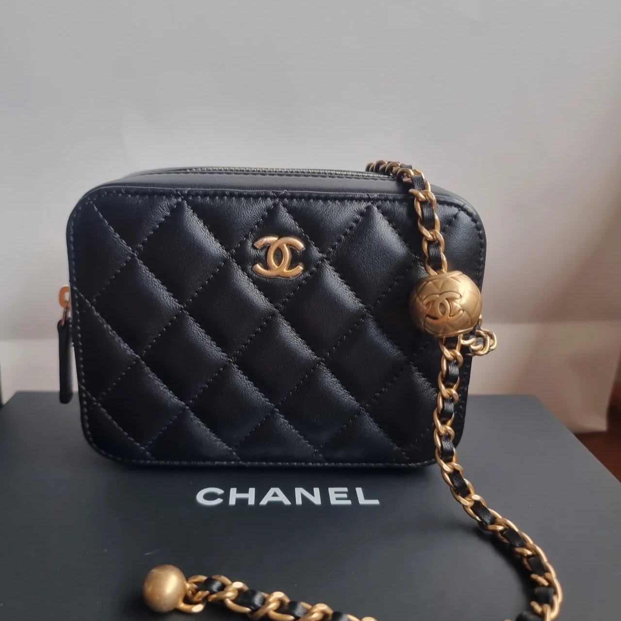 Chanel Clutch with Chain Small Square Mini Bag Lambskin & Gold Black 착용 스타일 - 1