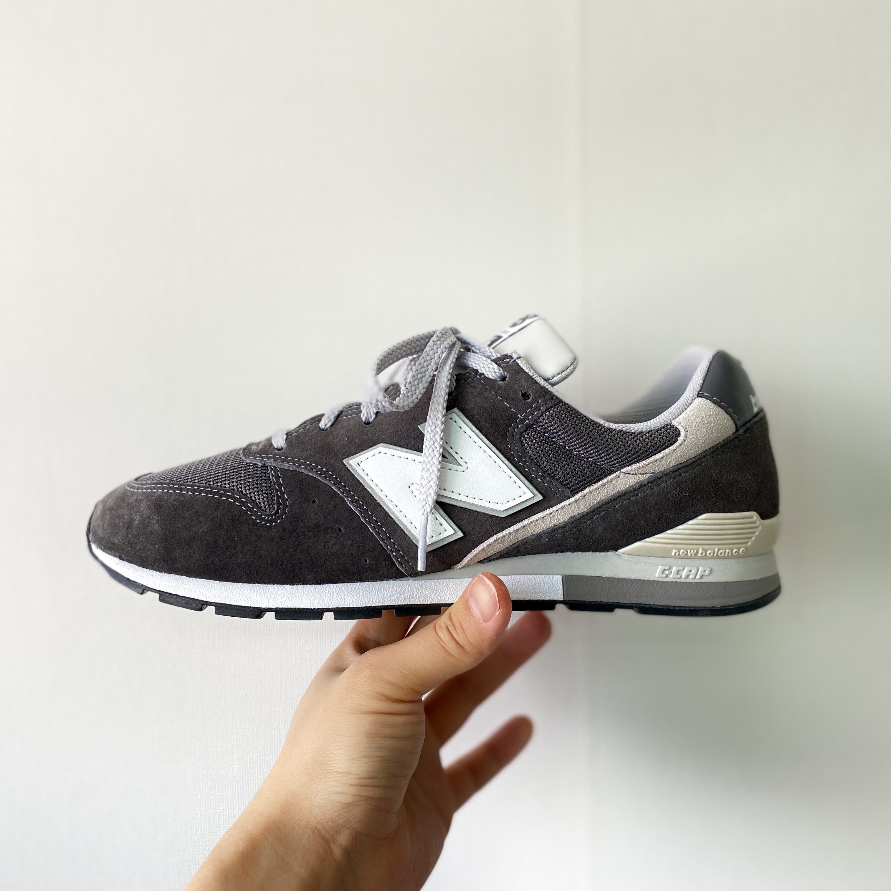 New Balance 996 Dark Gray 착용 스타일 - 2