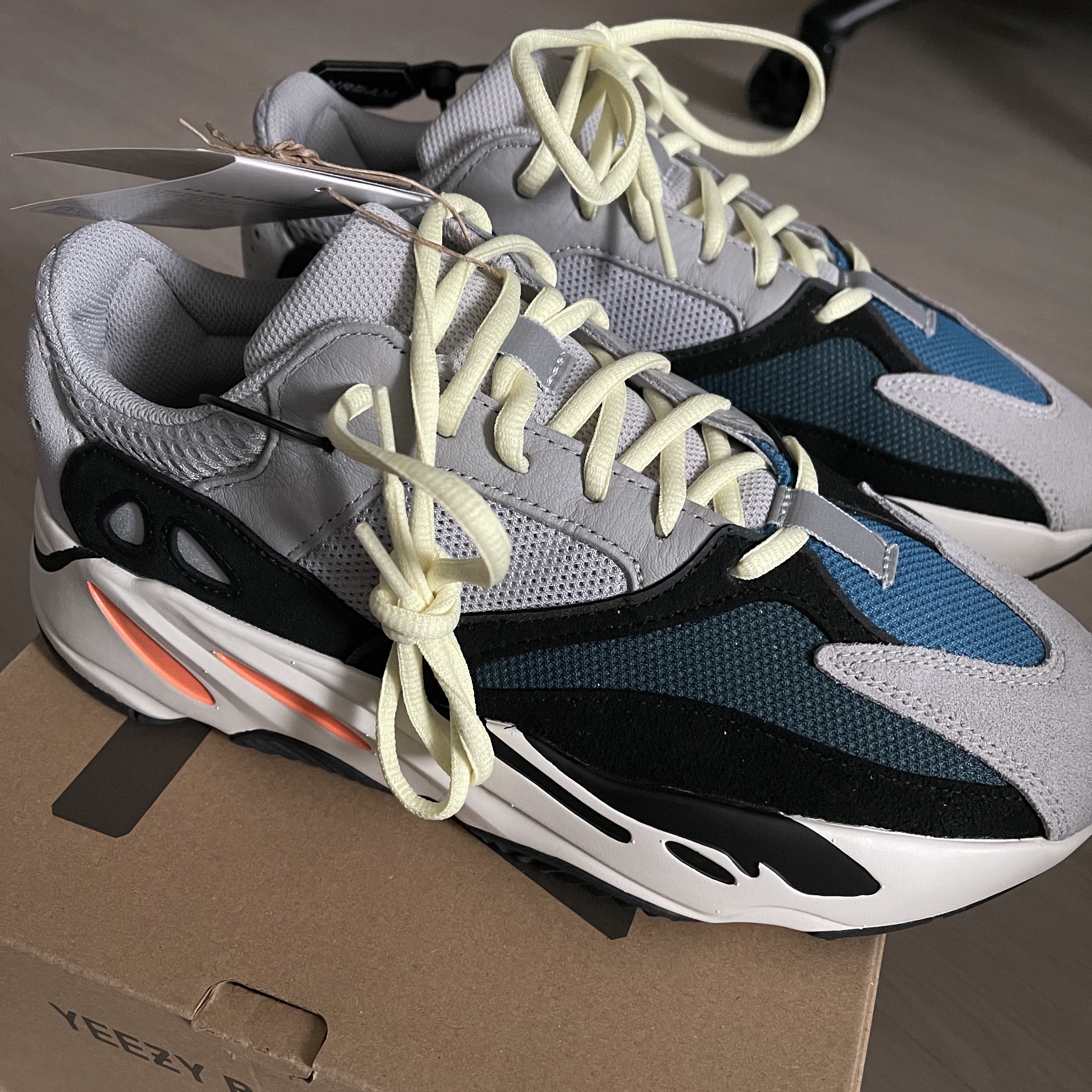 Adidas Yeezy Boost 700 Wave Runner Solid Grey 2021/2022 착용 스타일 - 2