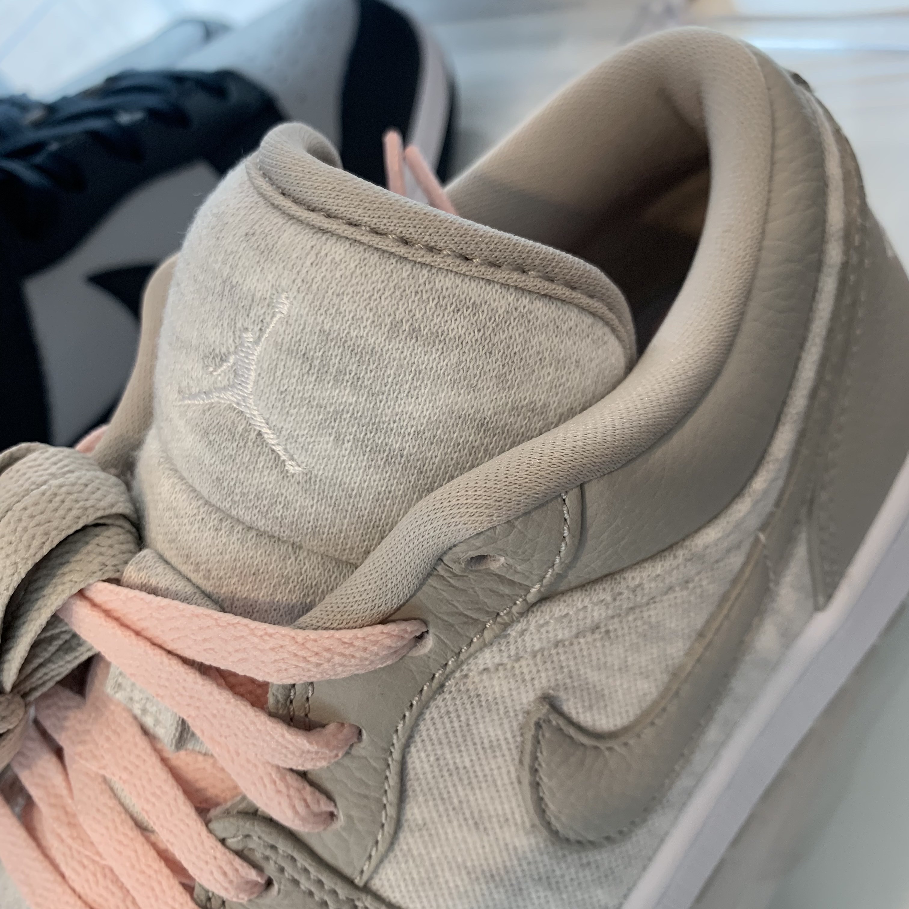 (W) Jordan 1 Low SE Light Iron Ore Atmosphere, Nike Dunk Low Retro Championship Grey 착용 스타일 - 2