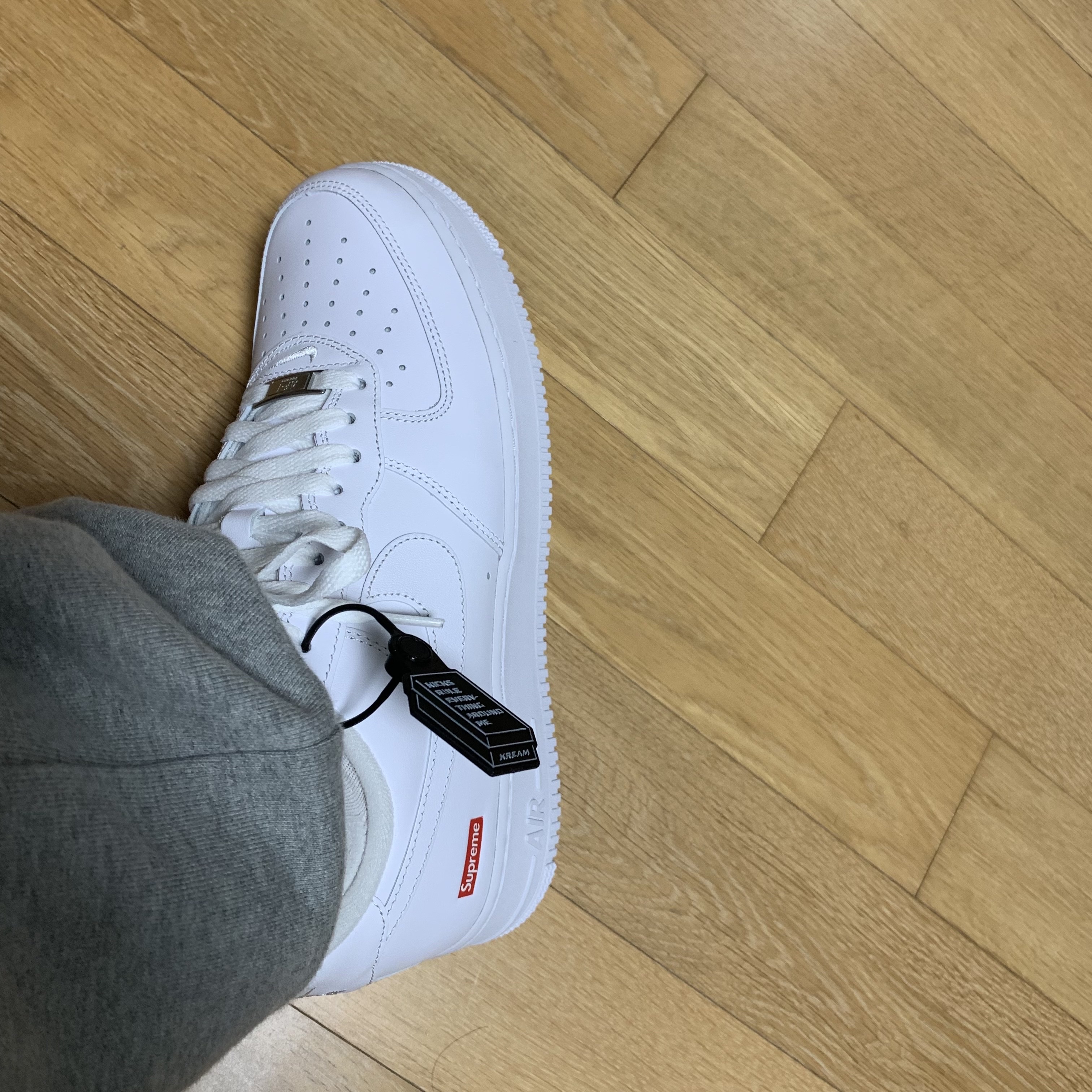 Nike x Supreme Air Force 1 Low White 착용 스타일 - 1