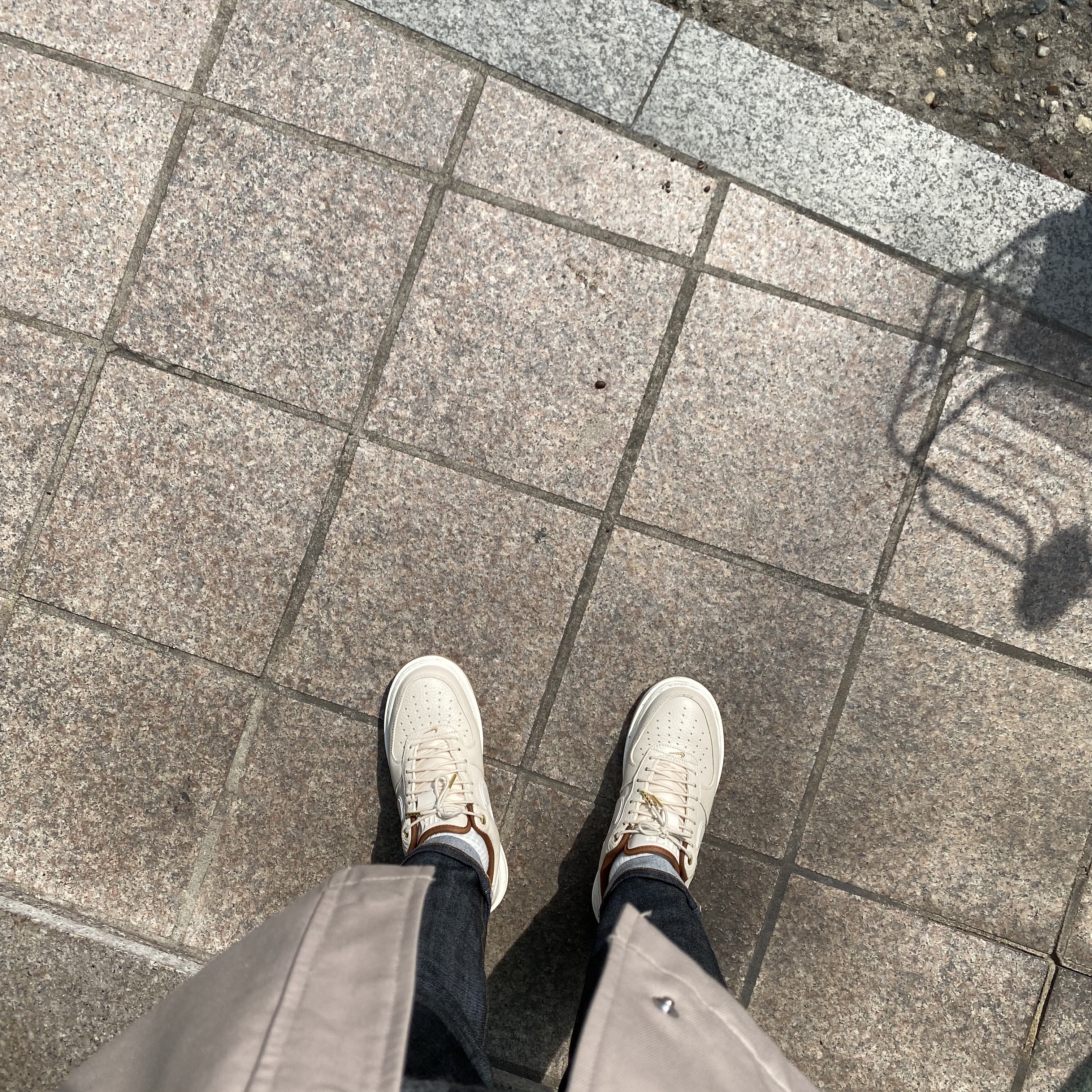 Nike Air Force 1 Luxe Pearl White 착용 스타일
