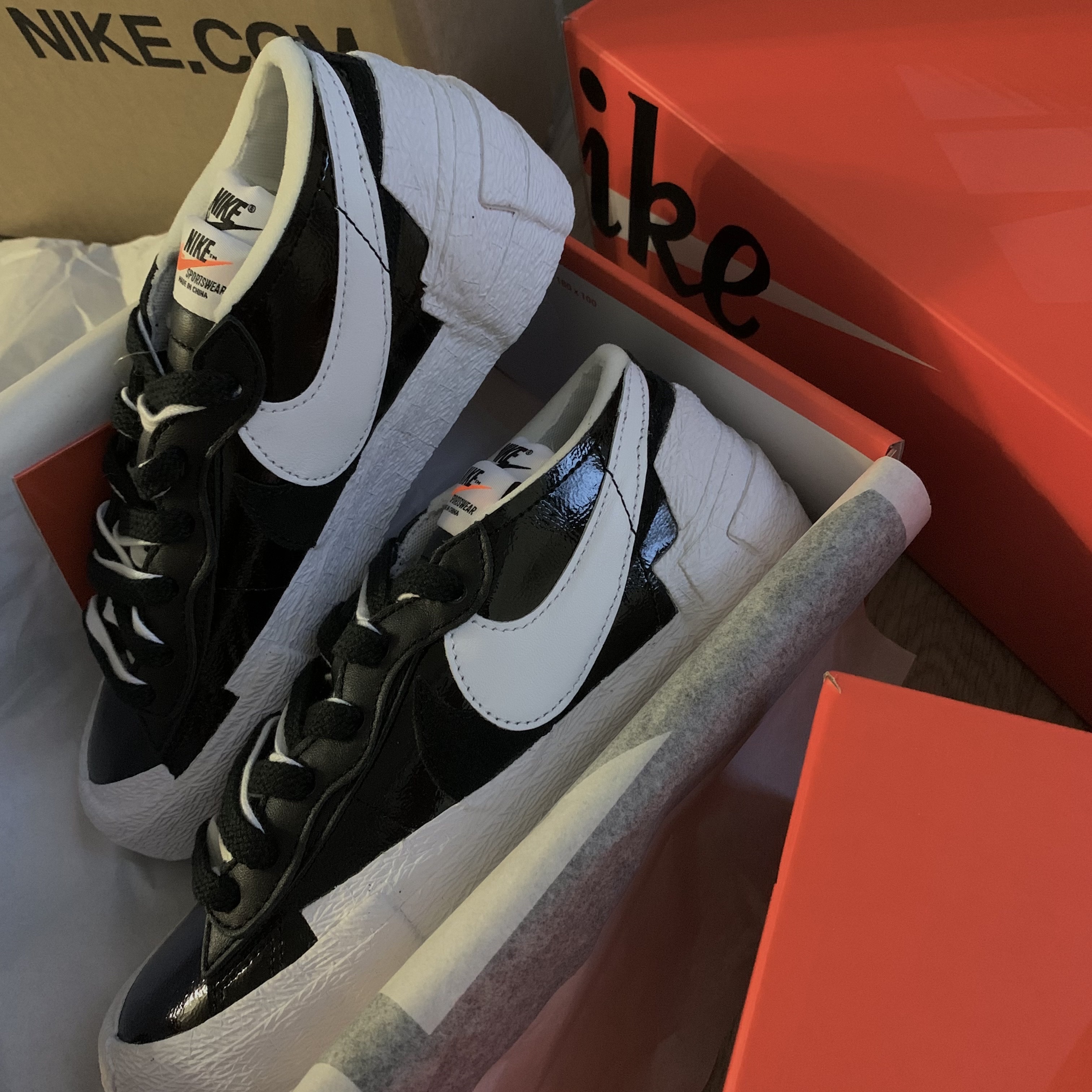 Nike x Sacai Blazer Low White Patent Leather, Nike x Sacai Blazer Low Black Patent Leather 착용 스타일 - 2