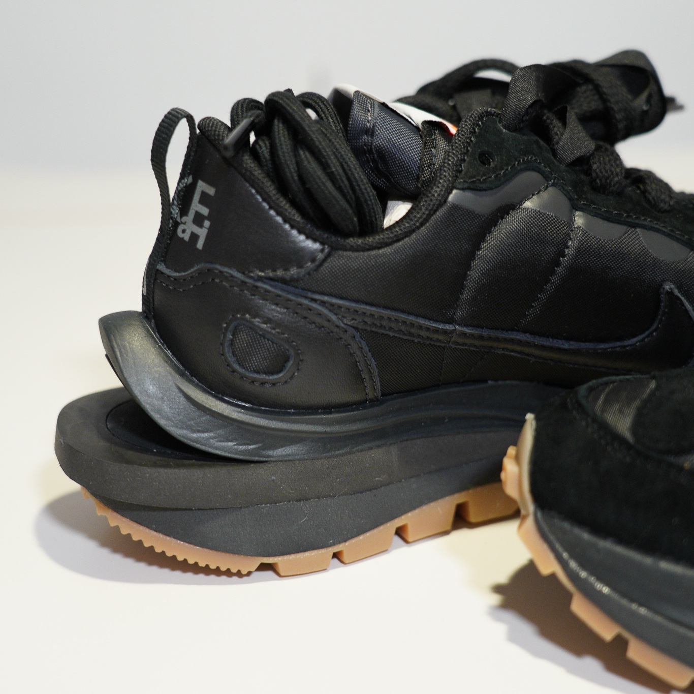 Nike x Sacai VaporWaffle Black and Gum 착용 스타일 - 2