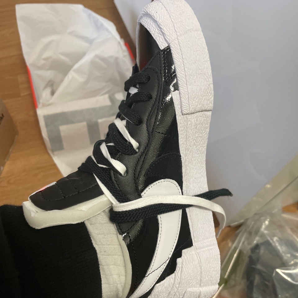 Nike x Sacai Blazer Low Black Patent Leather 착용 스타일 - 1