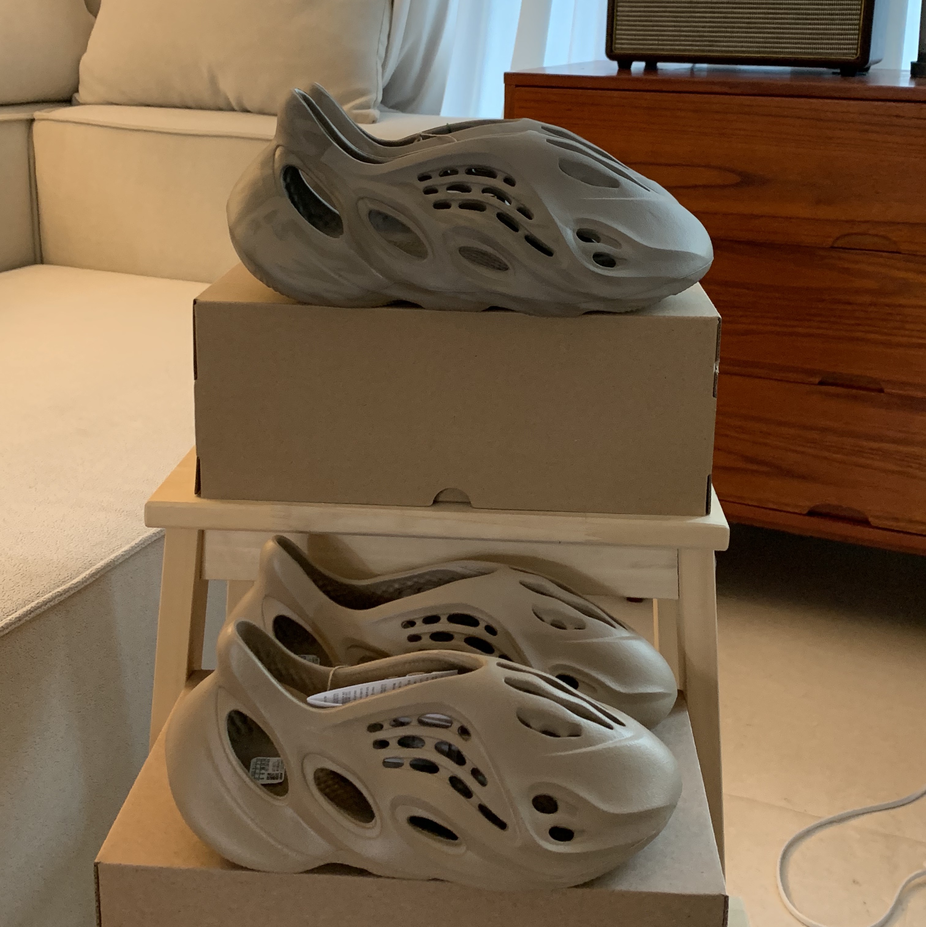 Adidas Yeezy Foam RNNR Stone Sage, Adidas Yeezy Foam RNNR Mist 착용 스타일 - 2