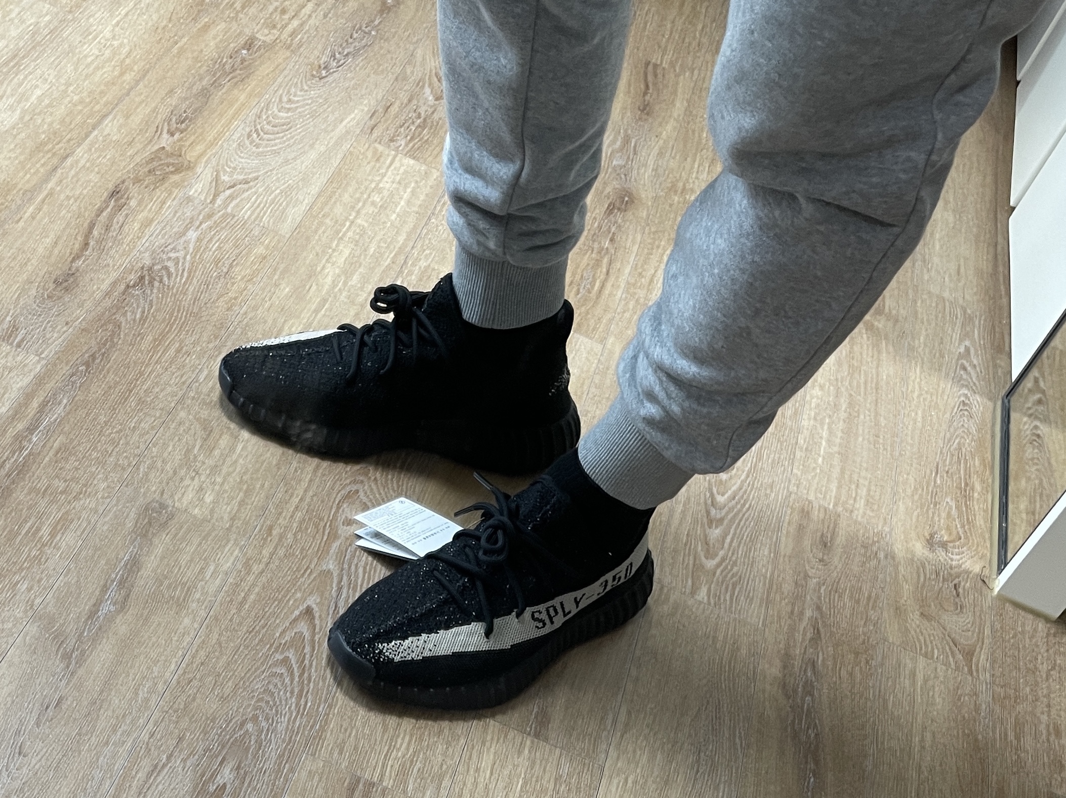 Adidas Yeezy Boost 350 V2 Core Black White 2022 착용 스타일 - 2