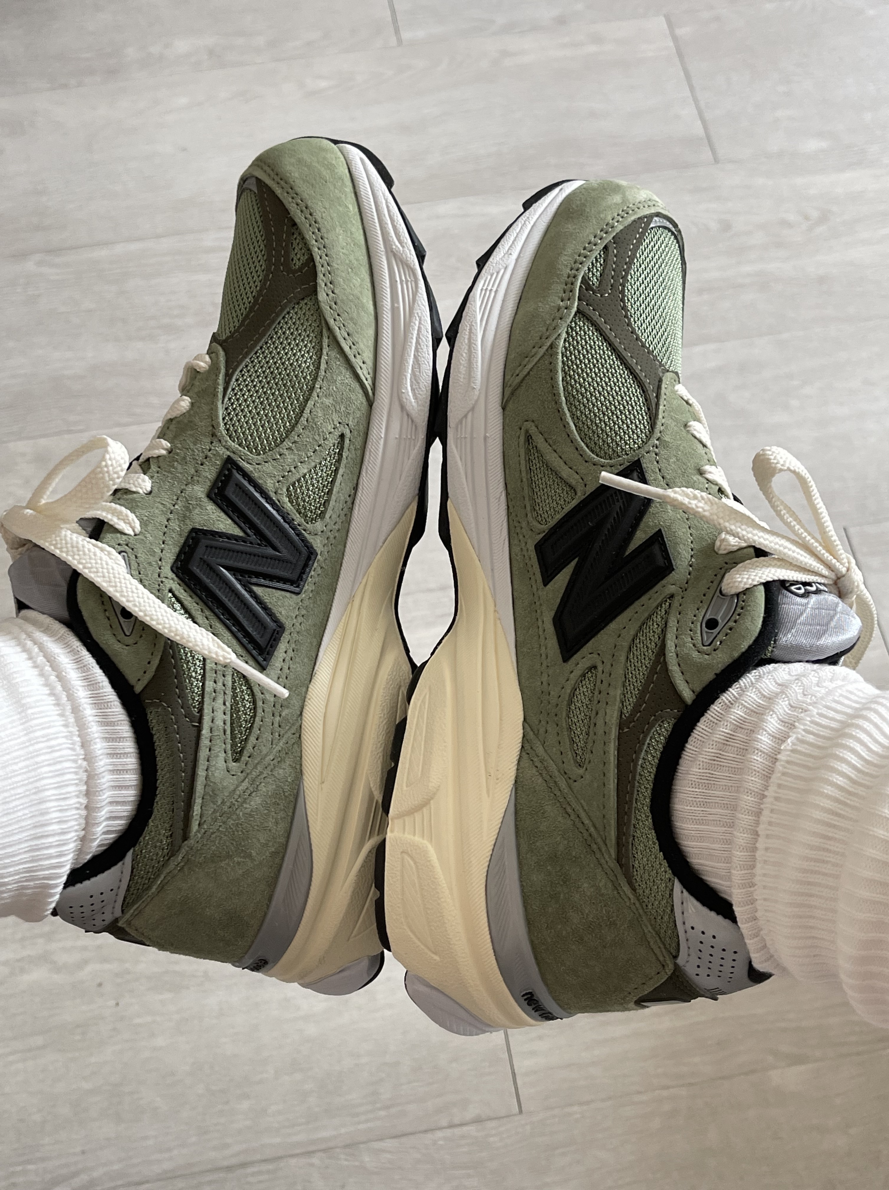 New Balance x JJJJound 990v3 Olive 착용 스타일 - 1