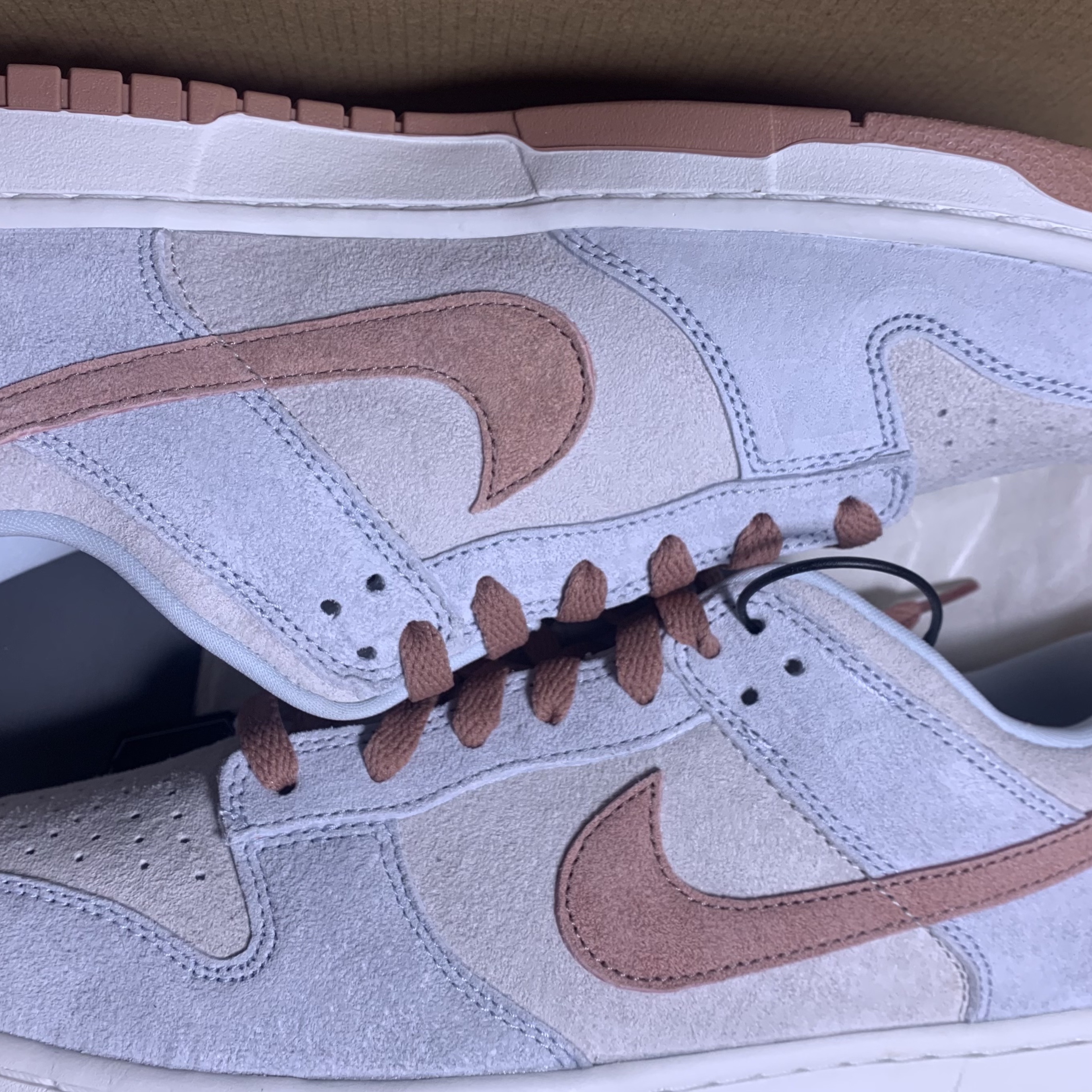Nike Dunk Low Retro PRM Fossil Rose 착용 스타일 - 1