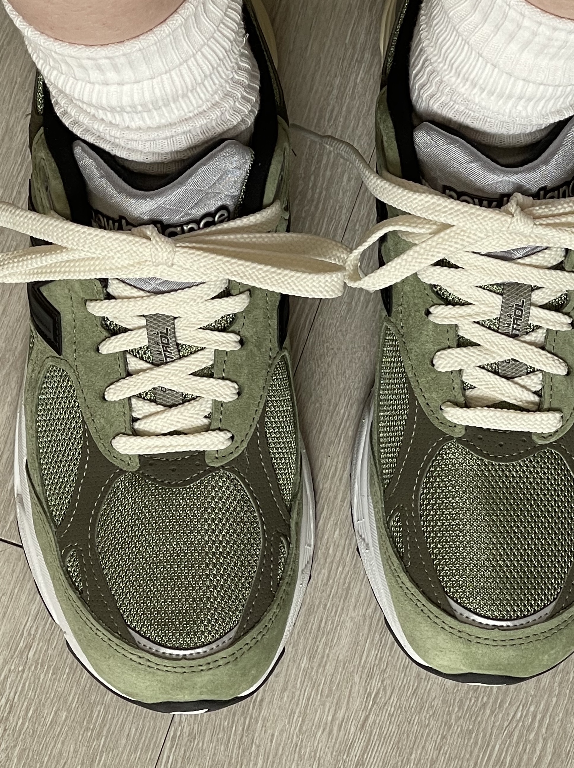 New Balance x JJJJound 990v3 Olive 착용 스타일 - 3