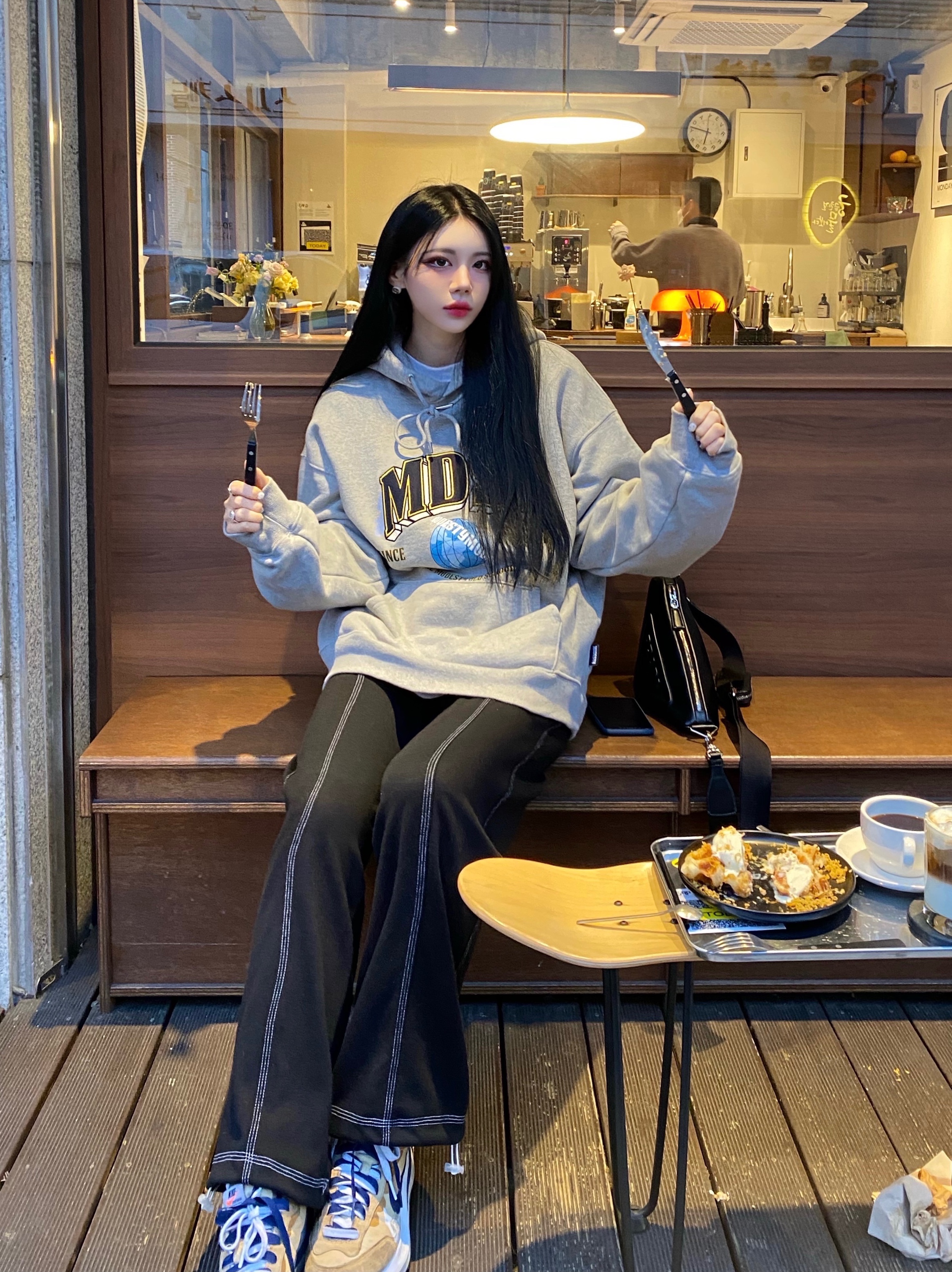 Nike x Sacai VaporWaffle Sesame and Blue Void, Prada Canvas Triangle Bag Fern Green 착용 스타일