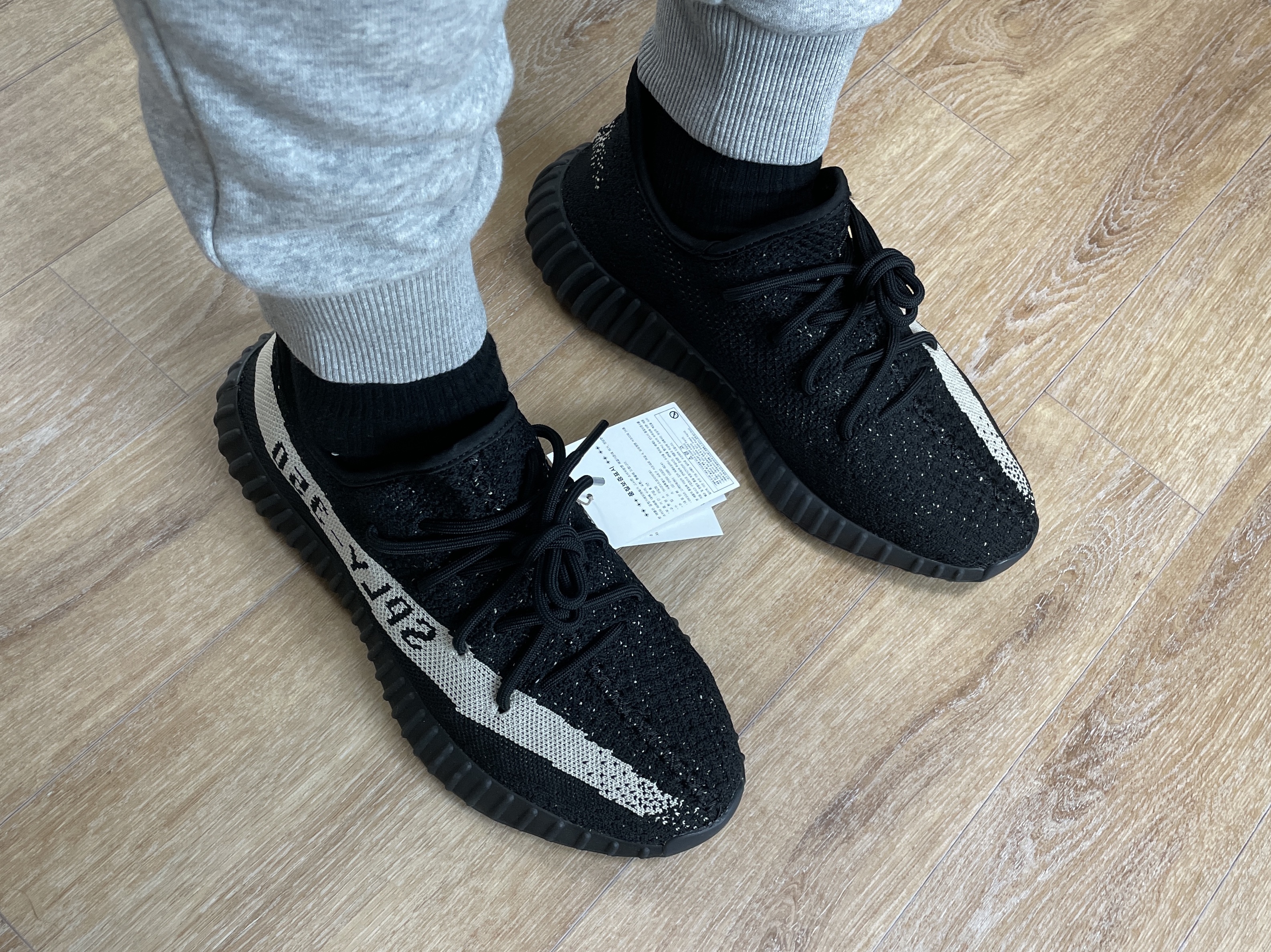 Adidas Yeezy Boost 350 V2 Core Black White 2022 착용 스타일 - 3