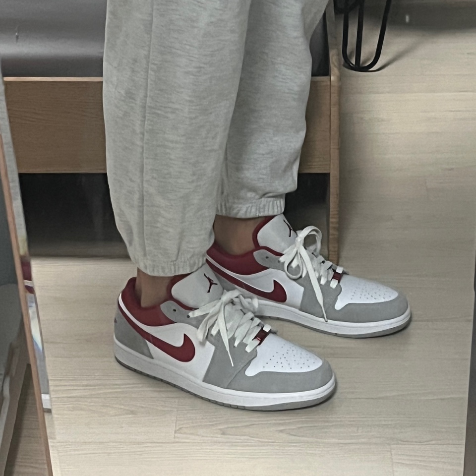 Jordan 1 Low SE Light Smoke Grey Gym Red 착용 스타일 - 3