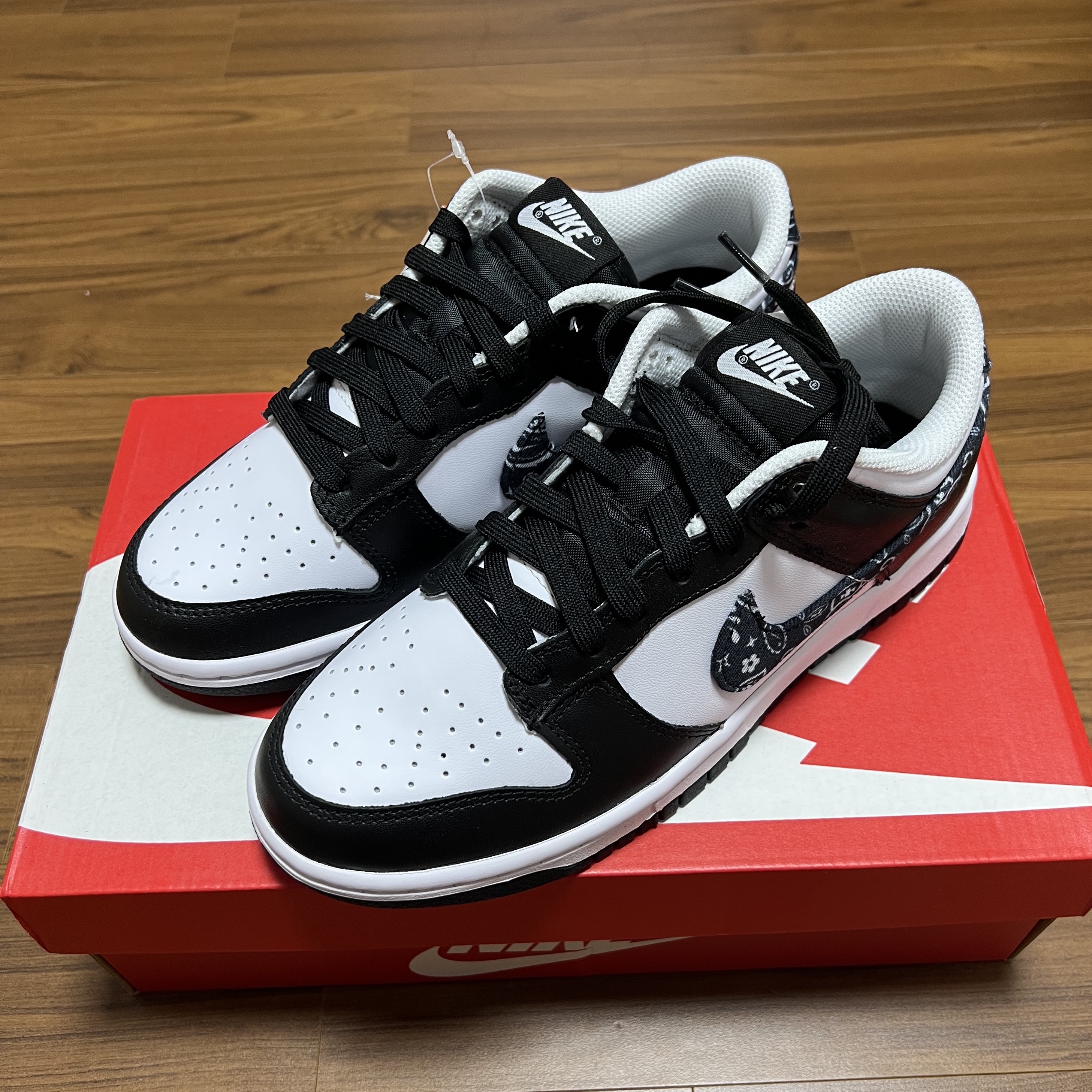 (W) Nike Dunk Low Essential Black Paisley 착용 스타일 - 1